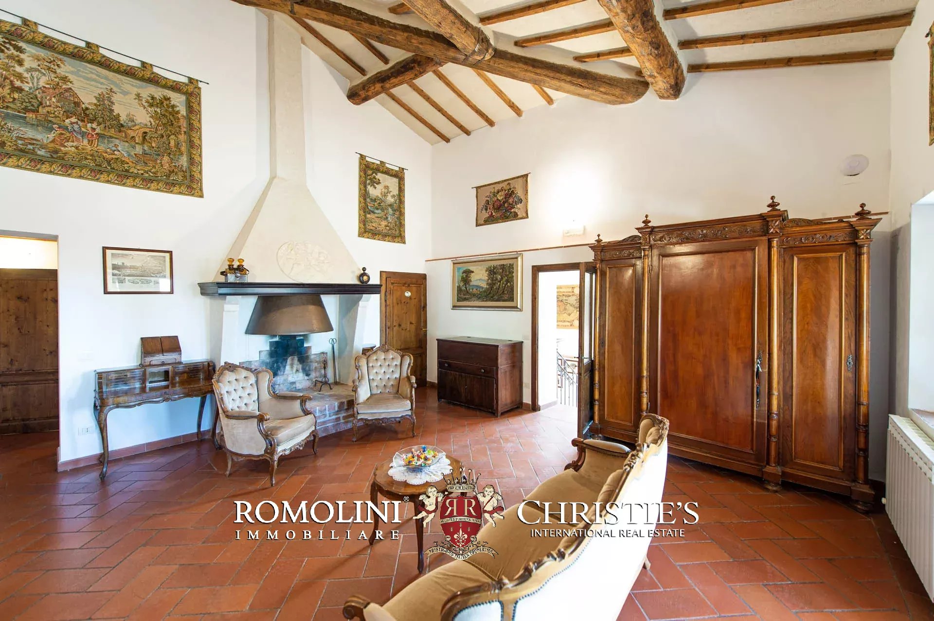 VILLA CON PISCINA E VIGNETO IN VENDITA A SIENA, TOSCANA