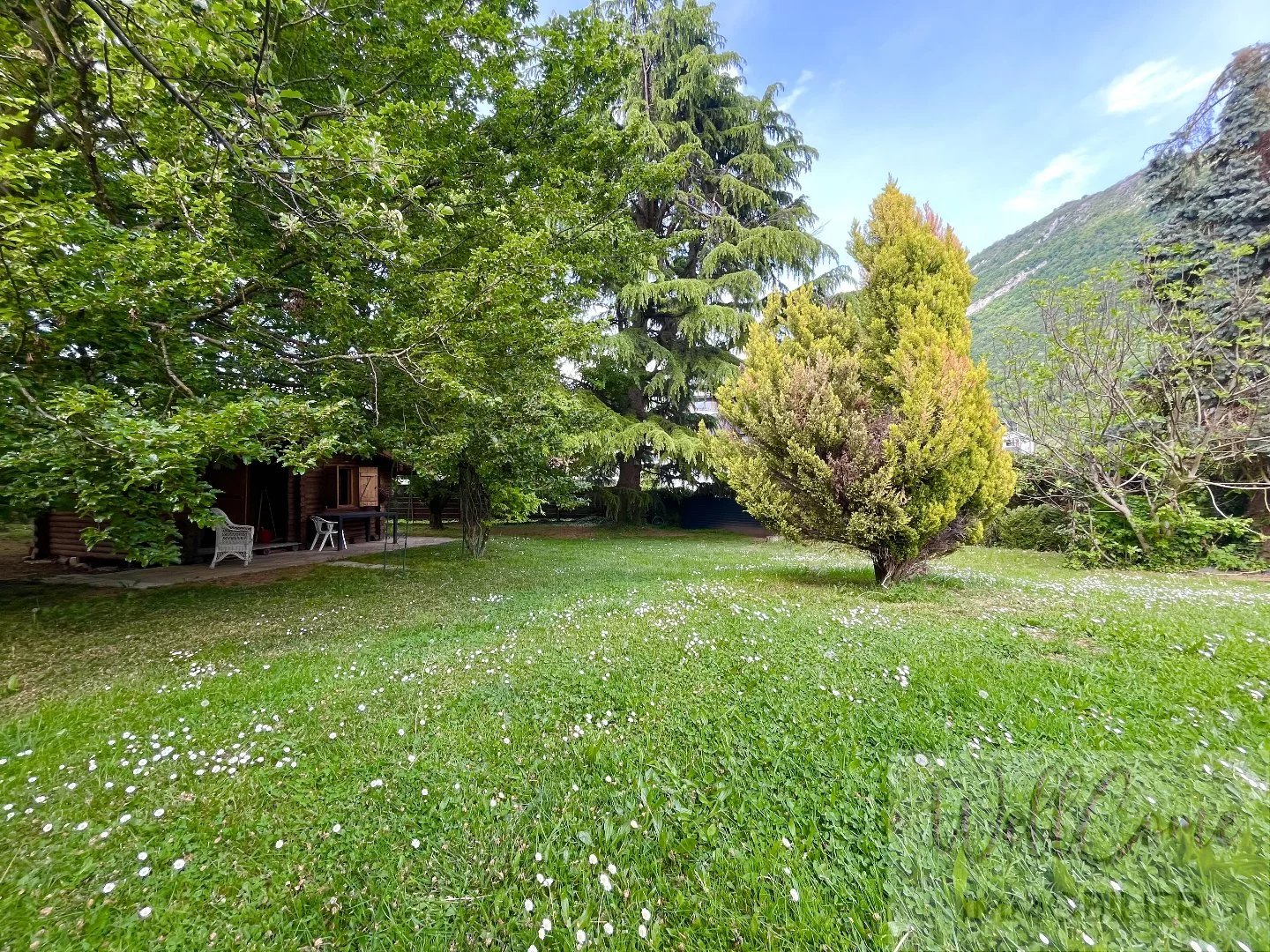 Terrain 700 m² à bâtir en centre ville de Challes les Eaux