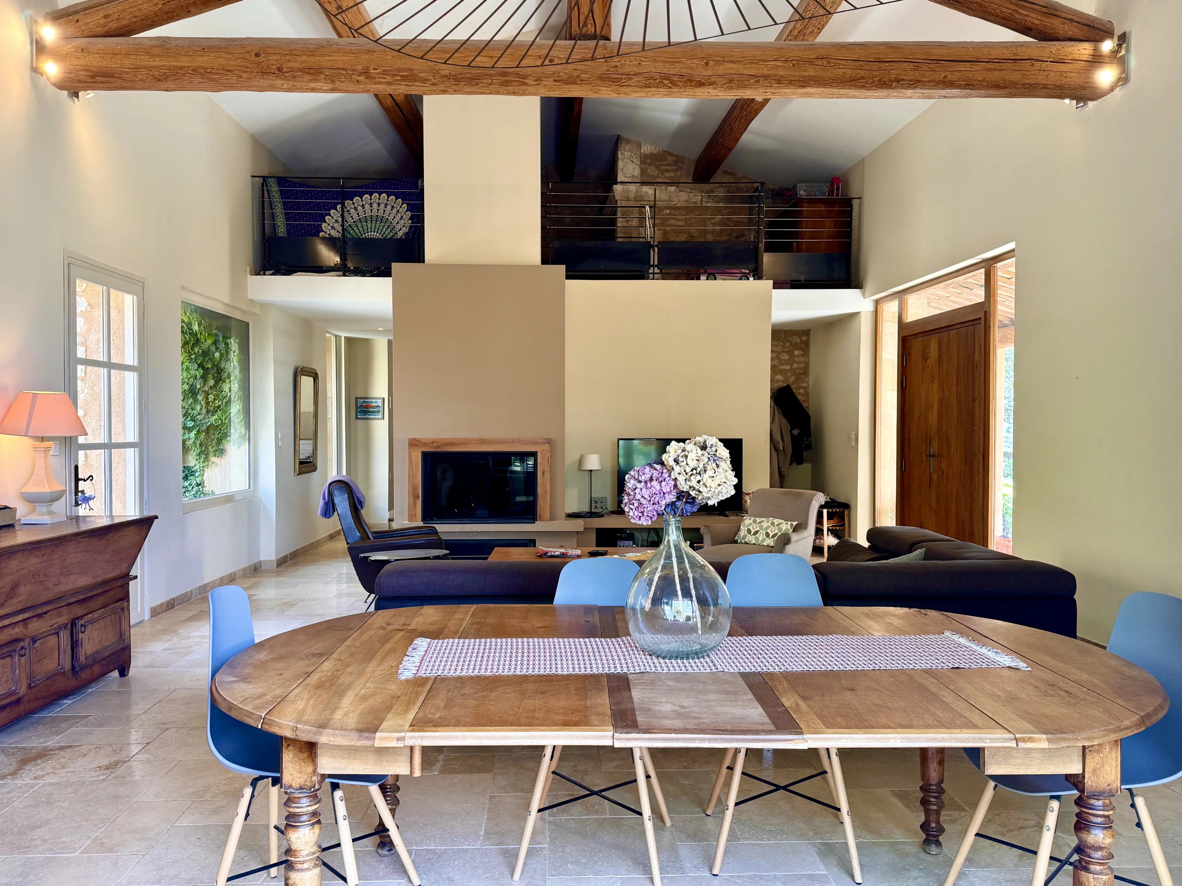 Château du XVIIIe siècle face au Luberon