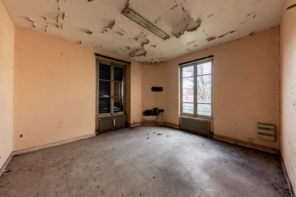 Pièce intérieure à rénover, plafond dégradé