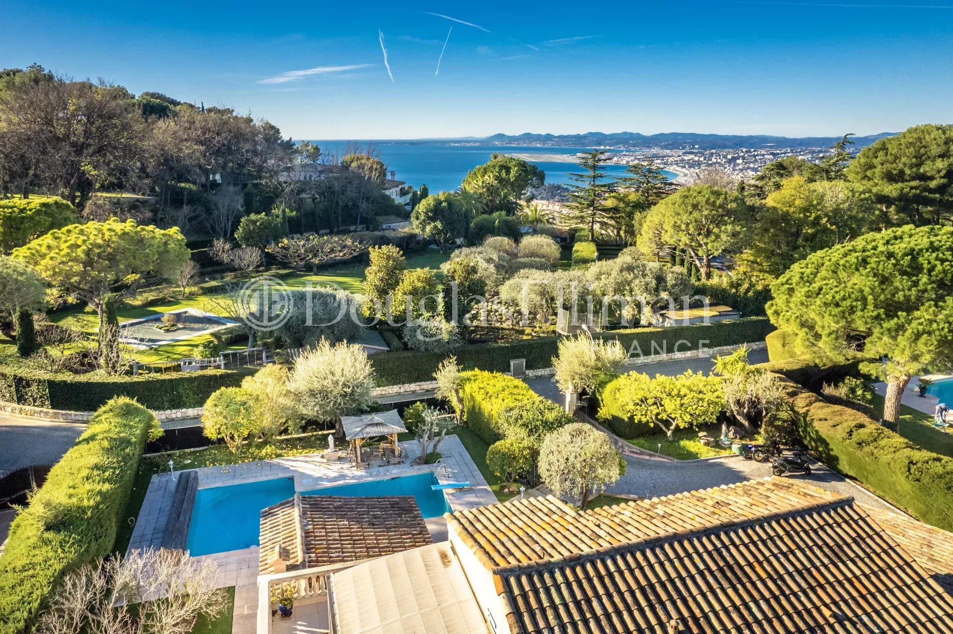 VILLEFRANCHE SUR MER -  Maison de charme avec piscine dans domaine privé