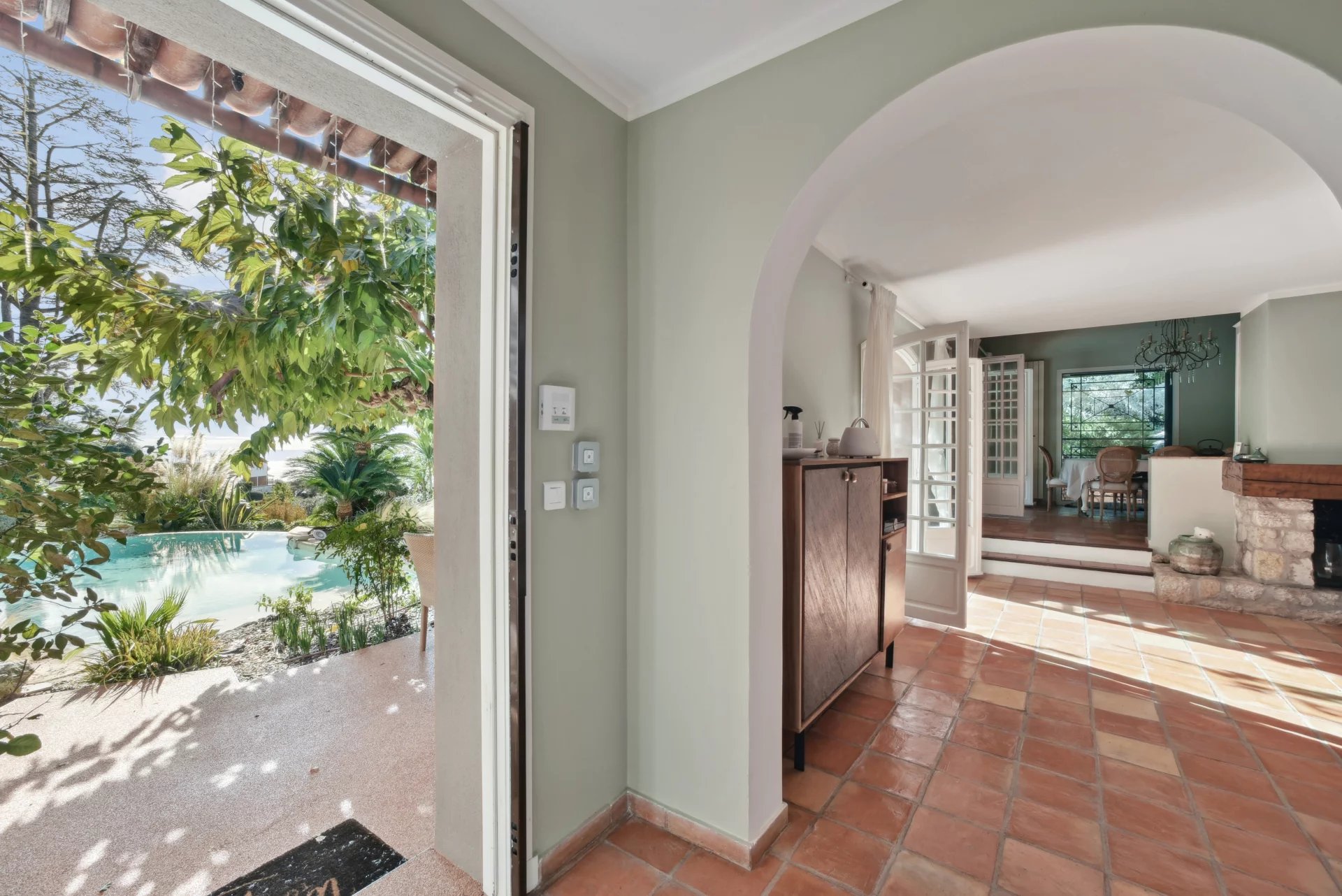 Charming Riviera villa with pool and sea view glimpsese