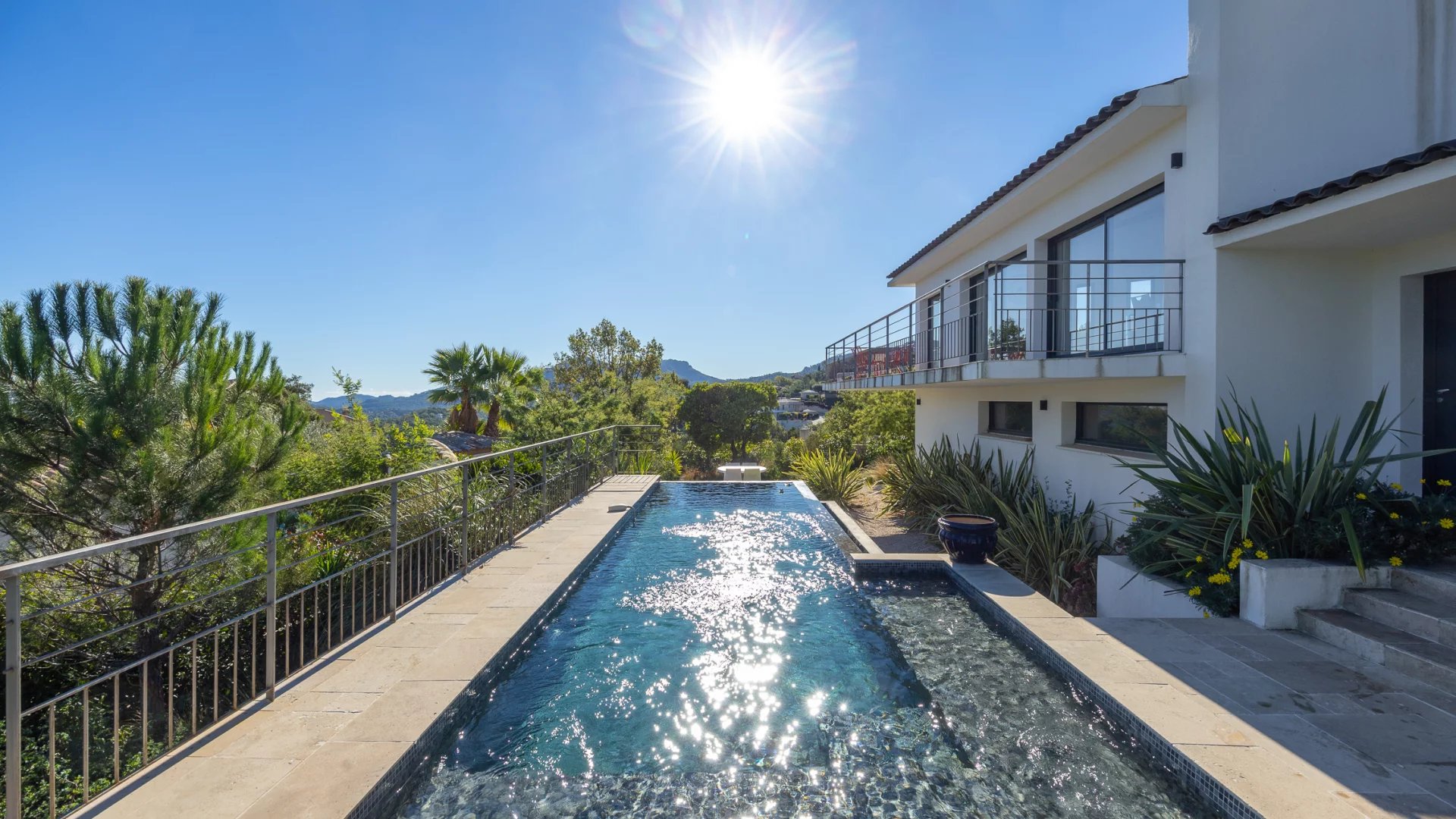 CONTEMPORARY PROPERTY IN THE HEART OF A PRIVATE ESTATE