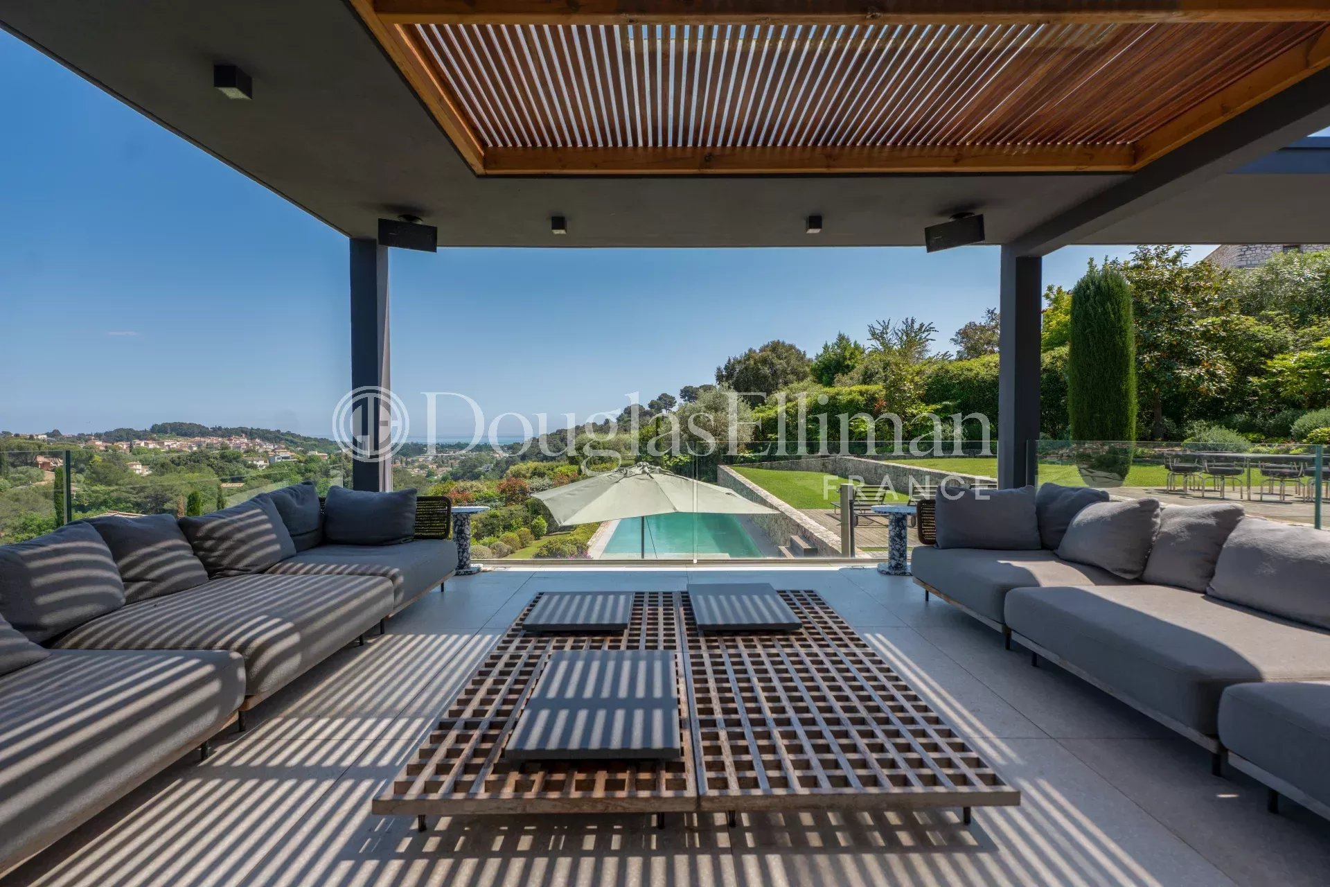 BIOT – Contemporary villa with panoramic view - Picture n°3