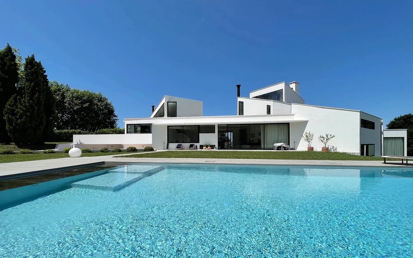 VILLA AVEC PISCINE SUR UN TERRAIN DE 11 000 M² - ASCAIN