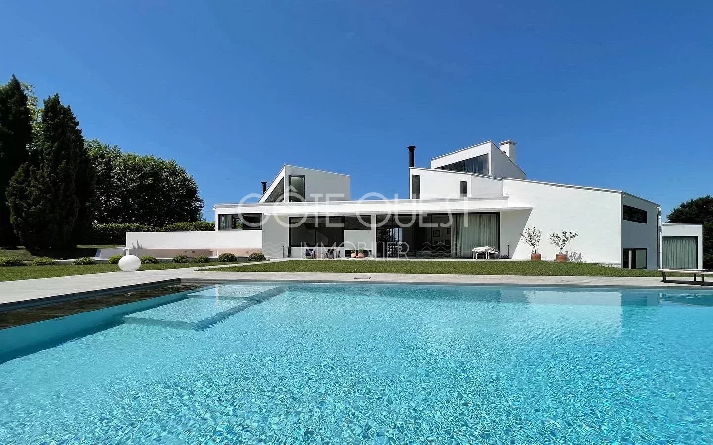 VILLA AVEC PISCINE SUR UN TERRAIN DE 11 000 M² - ASCAIN