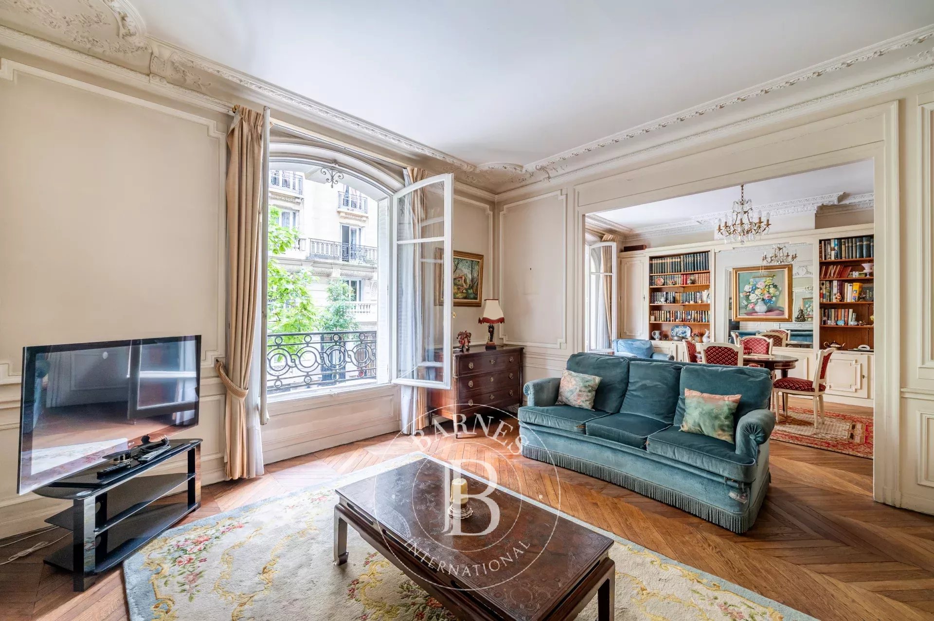 Exclusive listing - Neuilly - Berteaux Dumas - 116m² (1,248 sq ft) apartment - Period charm