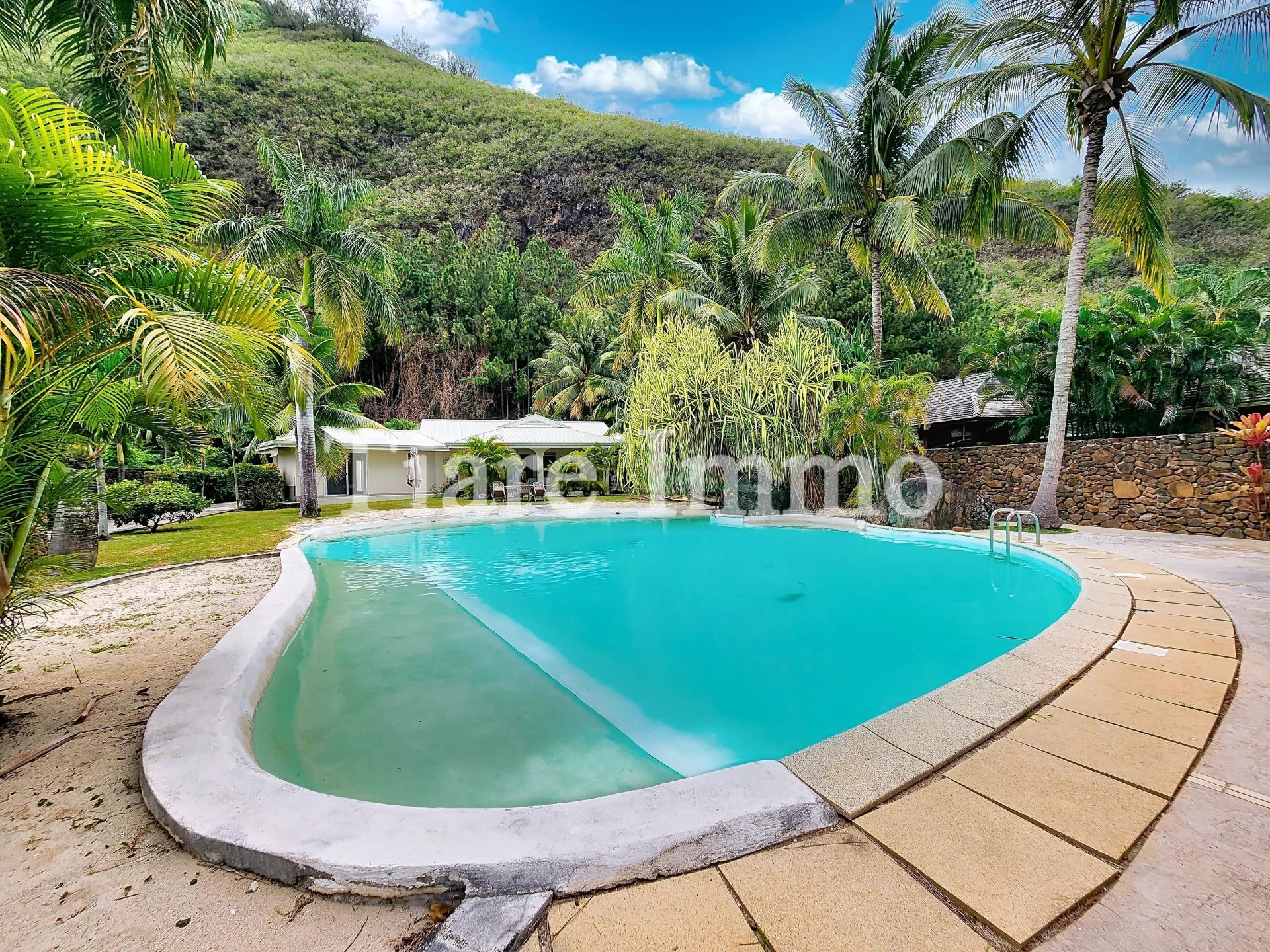 SUPERBE PROPRIÉTÉ F5 + STUDIO AVEC PISCINE A MOOREA