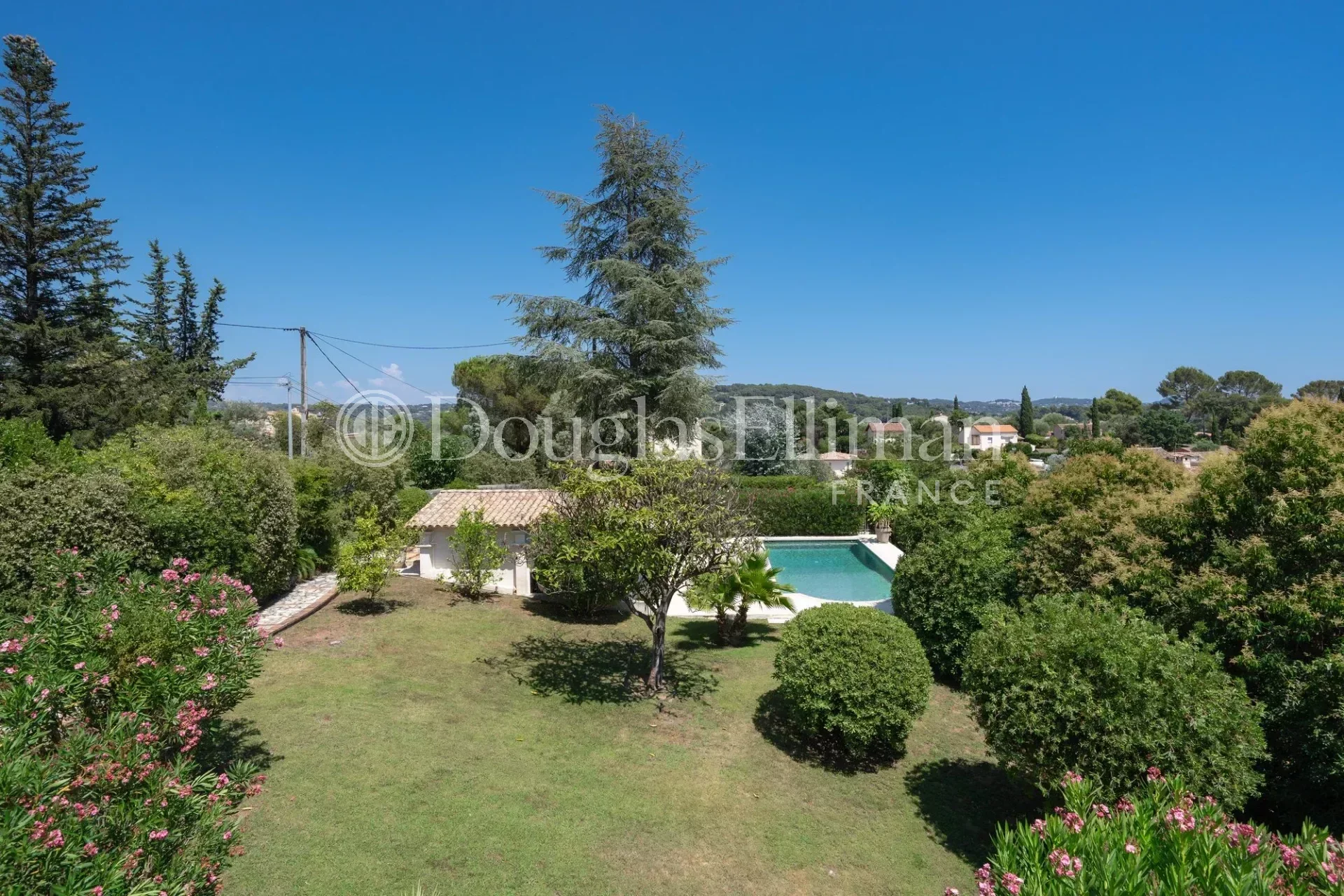 La Roquette-sur-Siagne : Elégante villa rénovée avec vue mer, proche de Mougins - Image nᵒ3