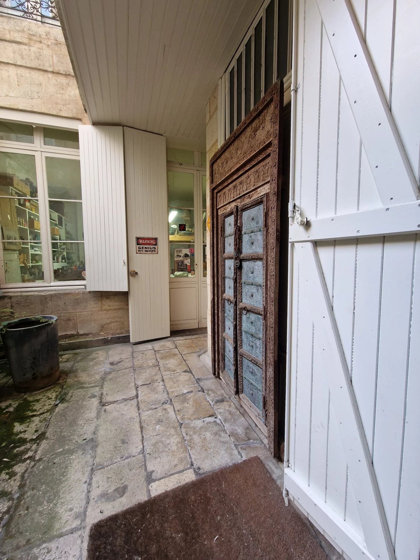 Local commercial avec cour sans pas de porte