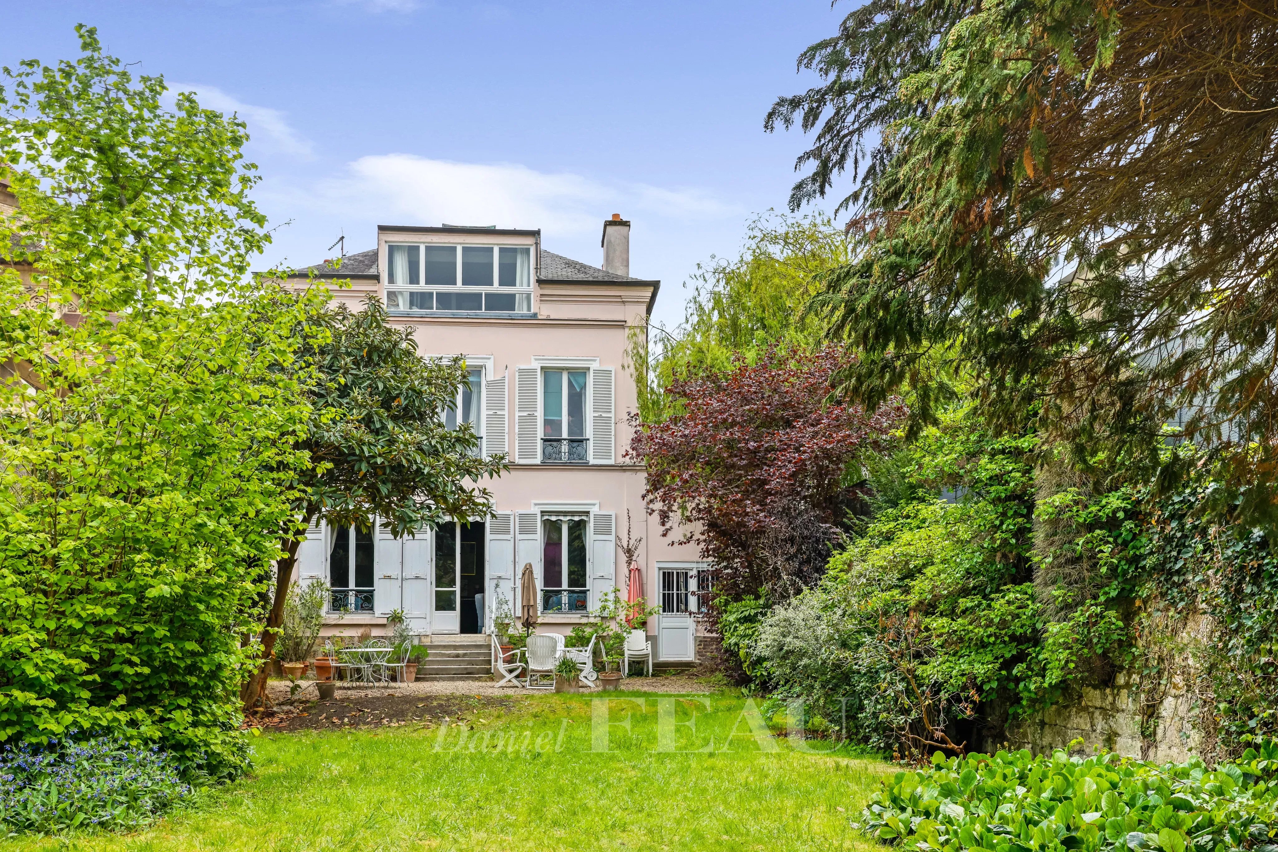 Boulogne North – A magnificent private mansion with an extensive garden