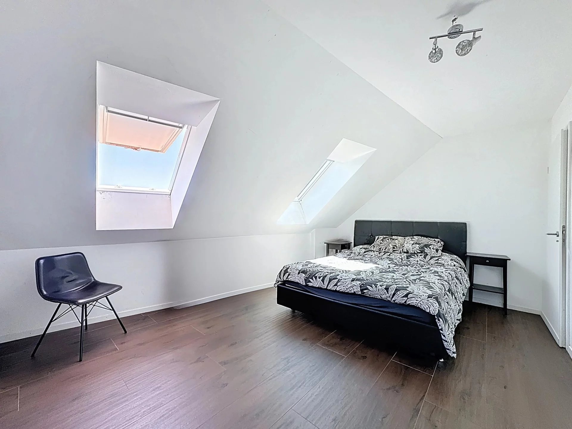 Attique avec balcon-terrasse