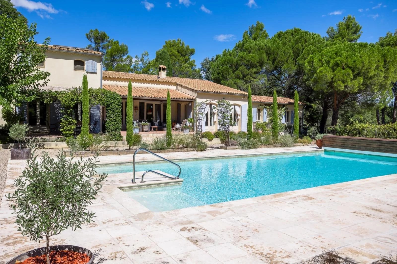 Superb property between Bonnieux and Apt