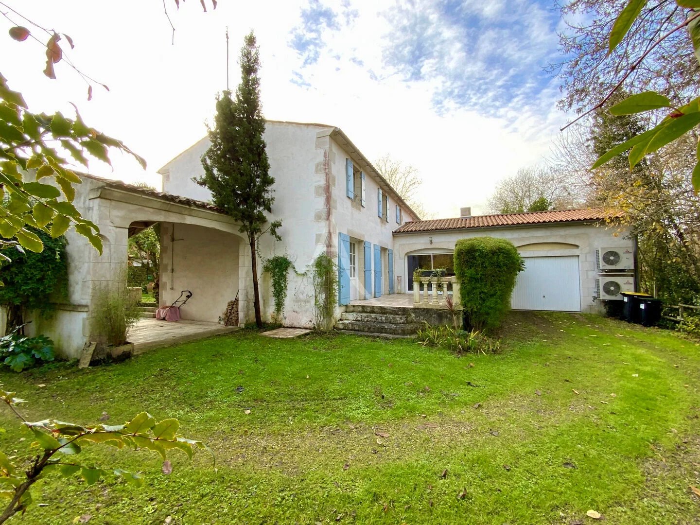 Maison de Ville avec Dépendances et Jardin - Jonzac Centre