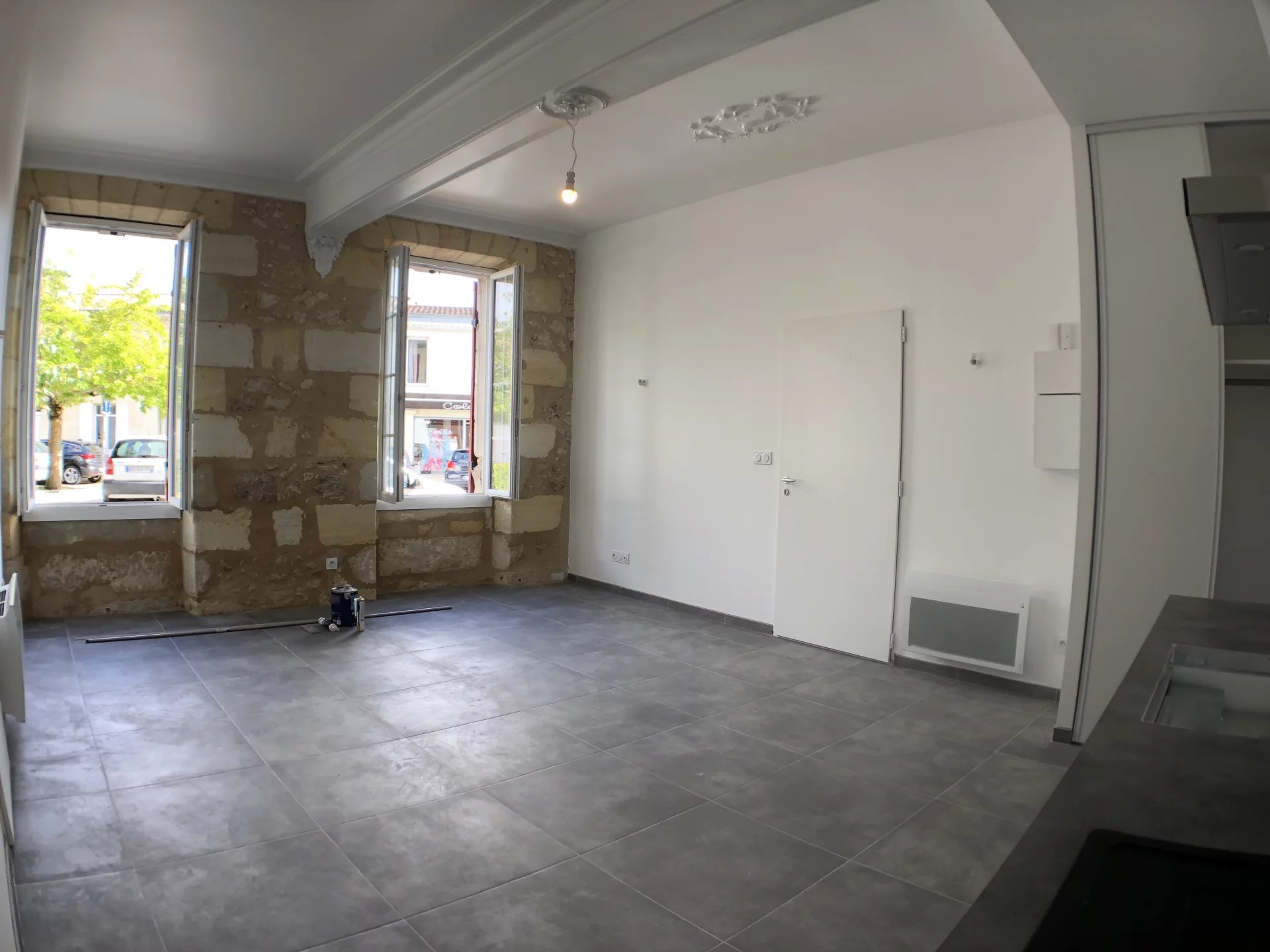 Appartement entièrement Rénové de type 3 de 73 m² env. en Rez-de-chaussée dans le Cœur du Village