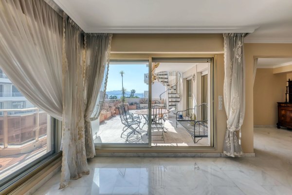 Cannes Pointe Croisette | Penthouse with Terrace — photo 3