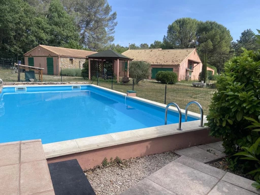 À vendre, villa de type 4 avec studio et piscine, sur un terrain de 11 230 m².