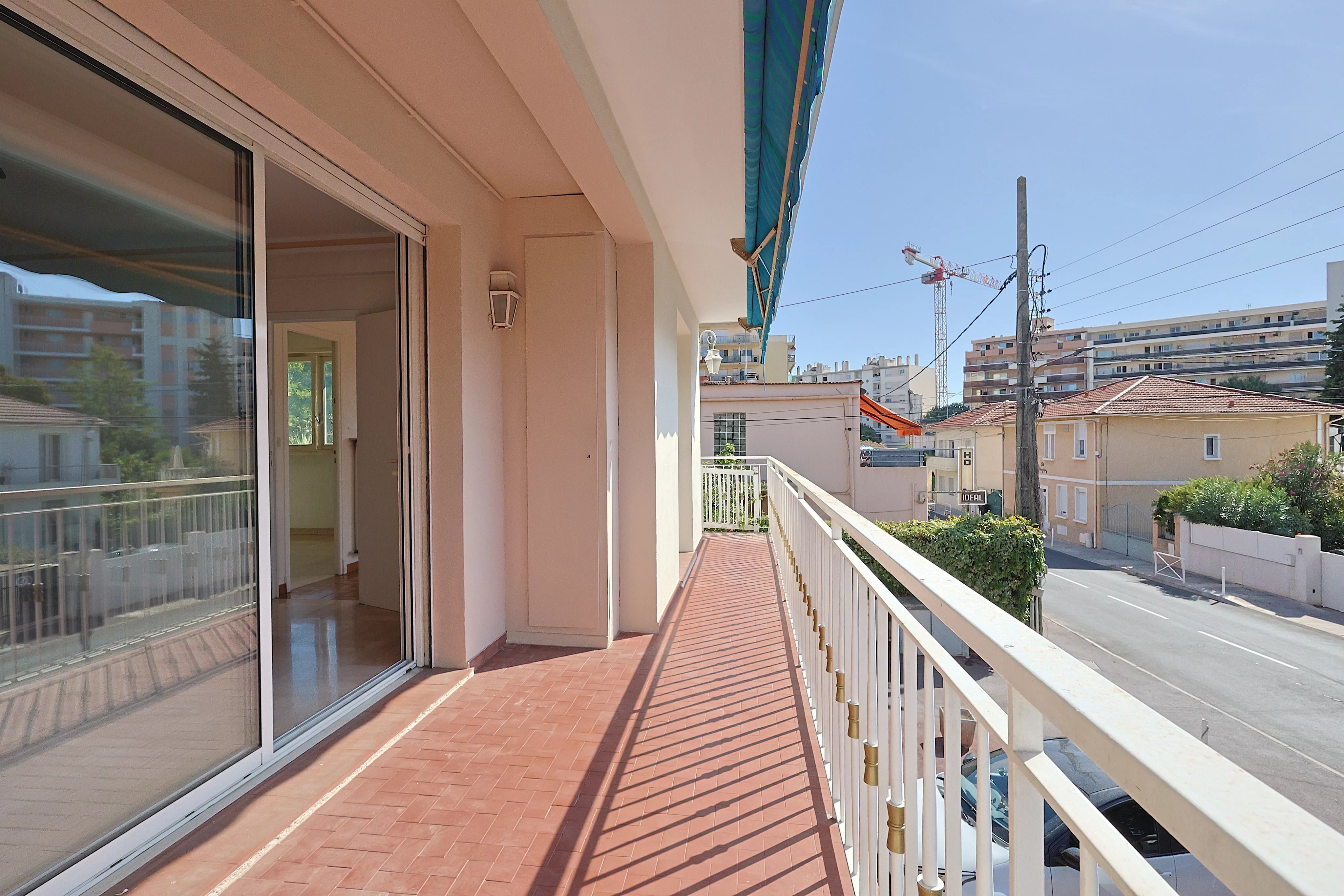 JUAN-LES-PINS – 3 PIÈCES À RÉNOVER – TERRASSE – GARAGE 18 M² – PROCHE PLAGES ET COMMERCES