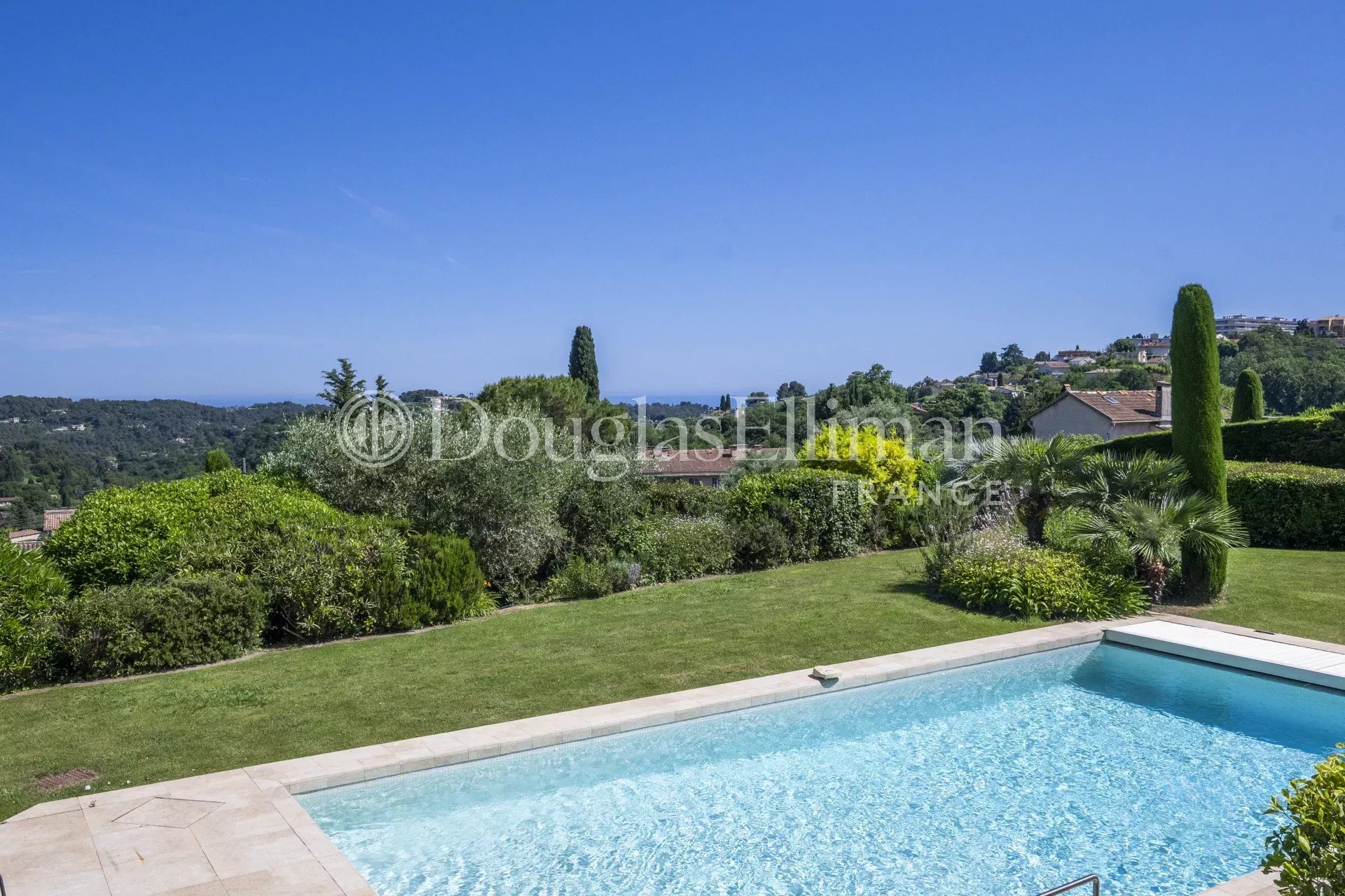 VENCE – Villa with sea view, in a private estate - Picture n°3