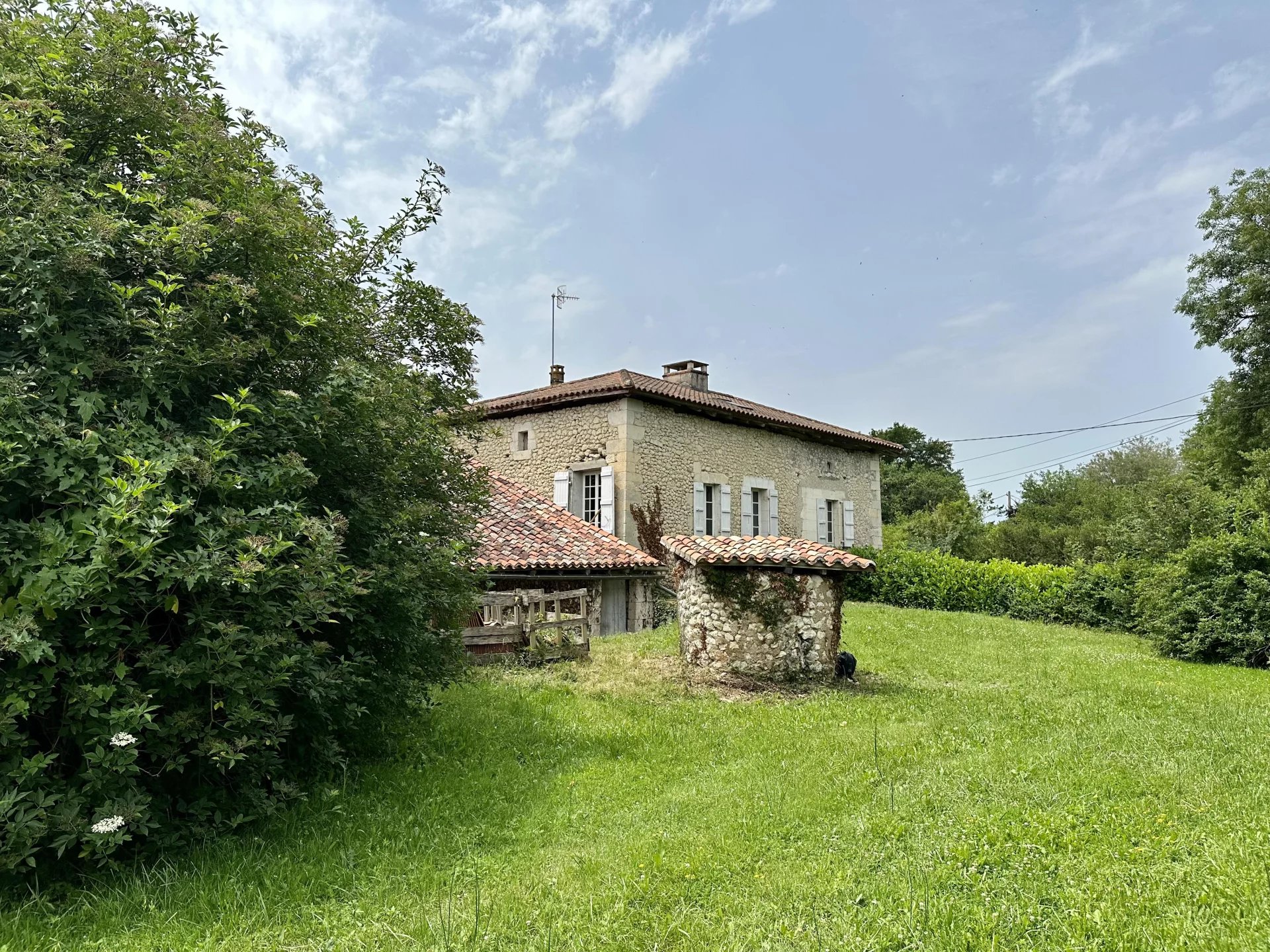 Maison de caractère en pierre avec grange et jardin