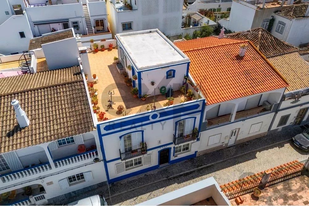 Fantastic 6-bedroom town house with patio and large terraces in the centre of Santa Luzia