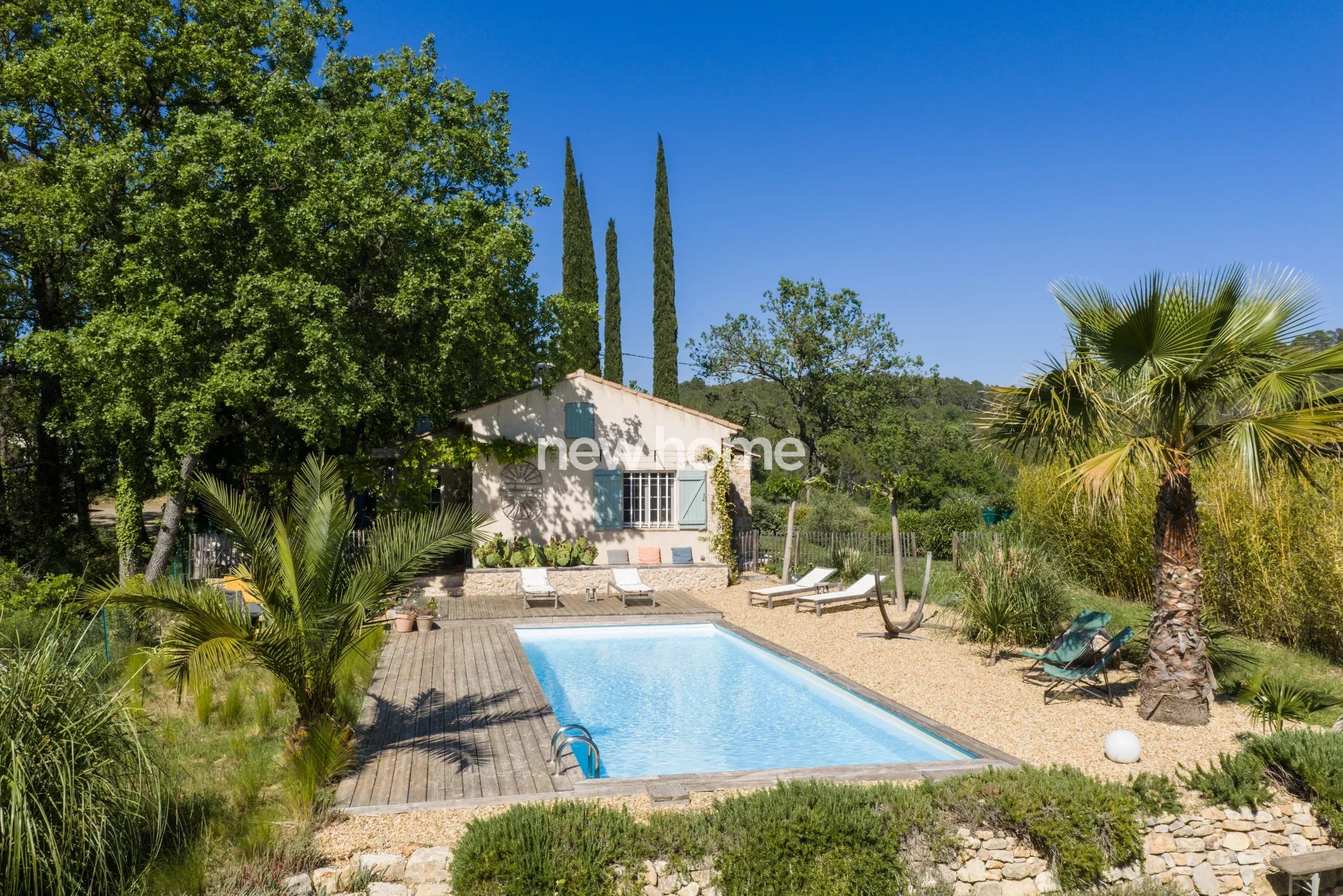 Villa joliment rénovée avec piscine dans un cadre verdoyant