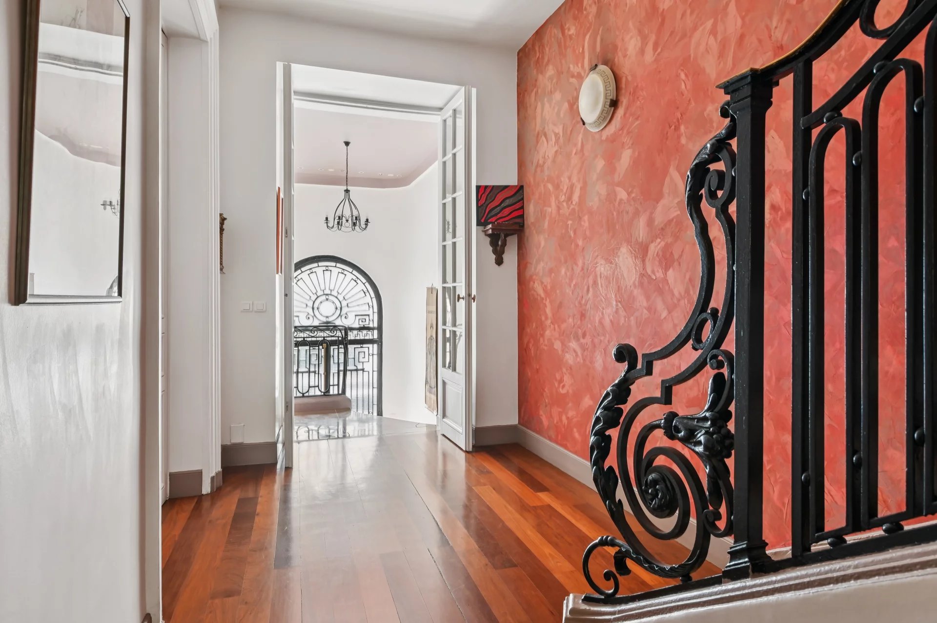 Paris XVIe - Square Lamartine - Private reception and family mansion - rare for sale.
