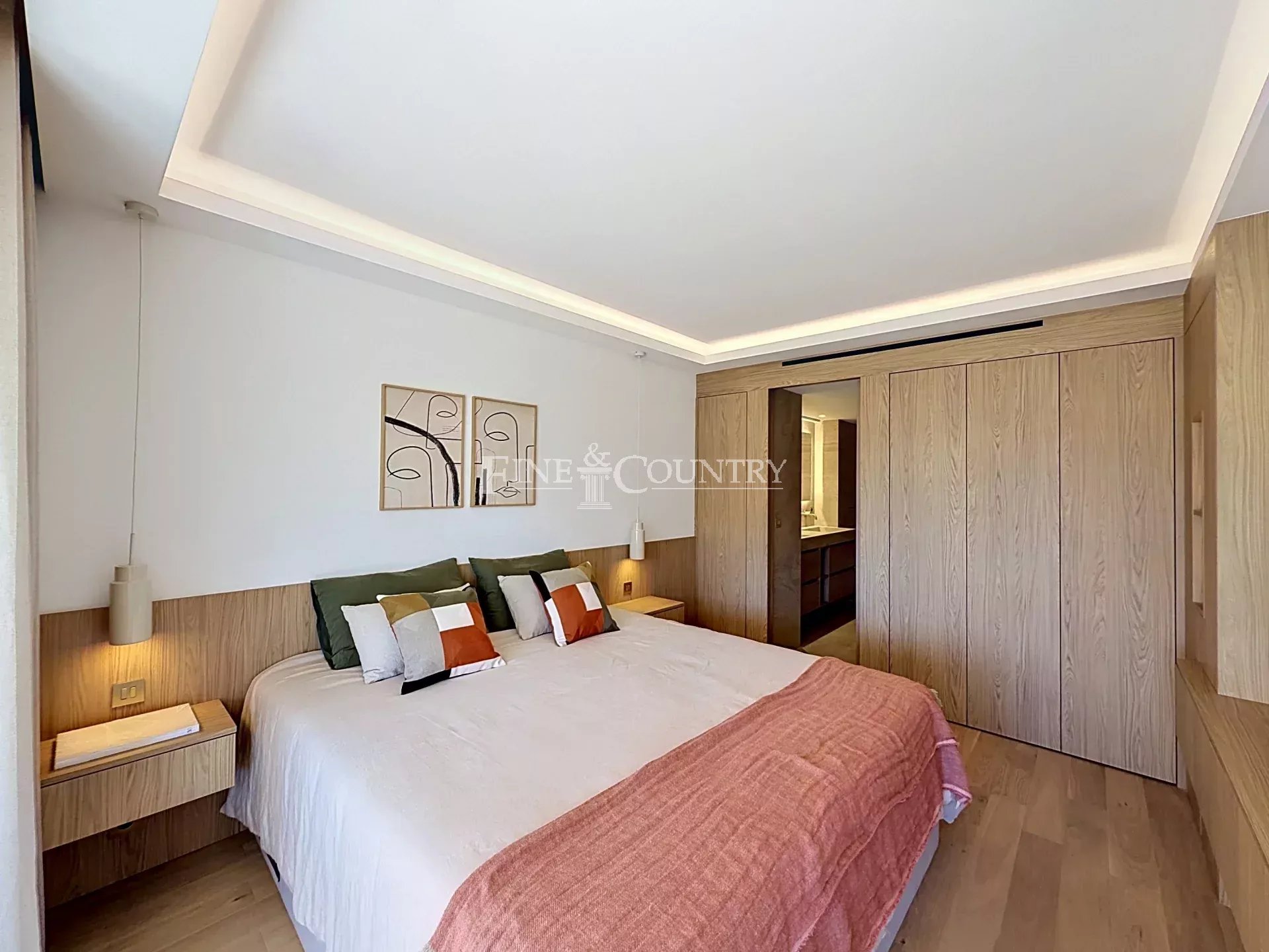 Photo of Apartment with Sea VIew and Pool For Sale in Palm Beach, Cannes