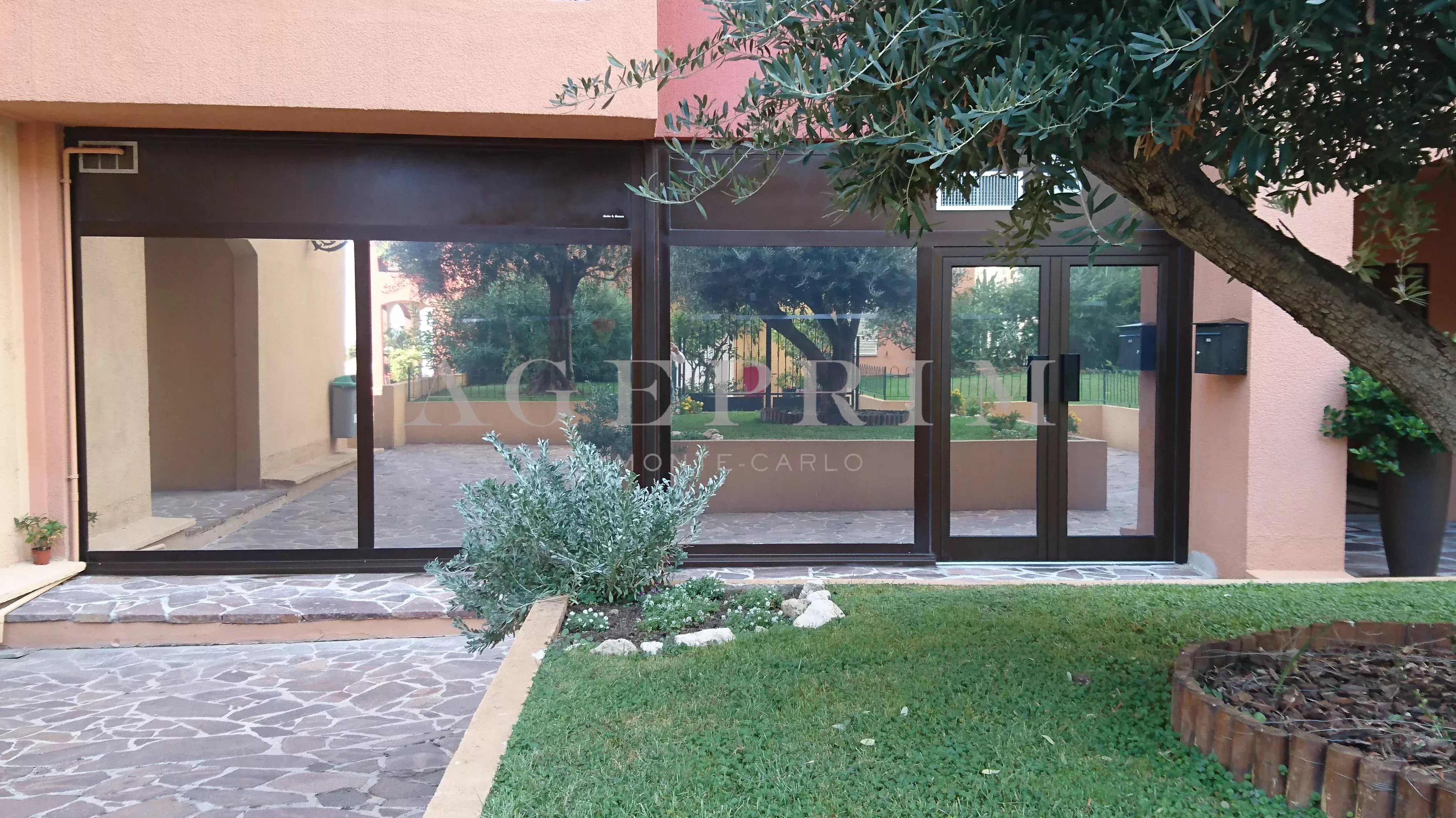 Pleasant office with large window - Monaco