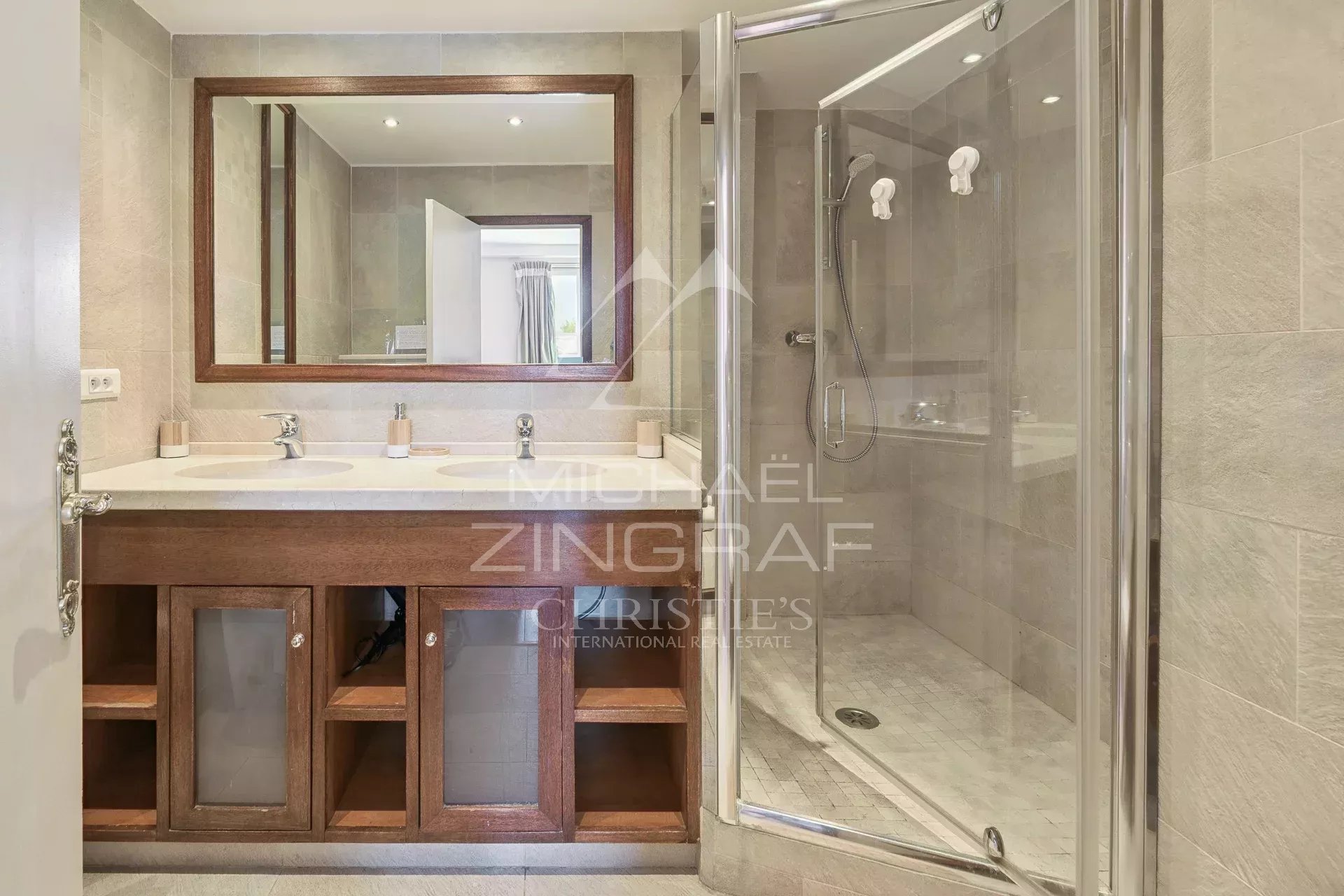 7 Bedroom Villa/Townhouse's Image 8