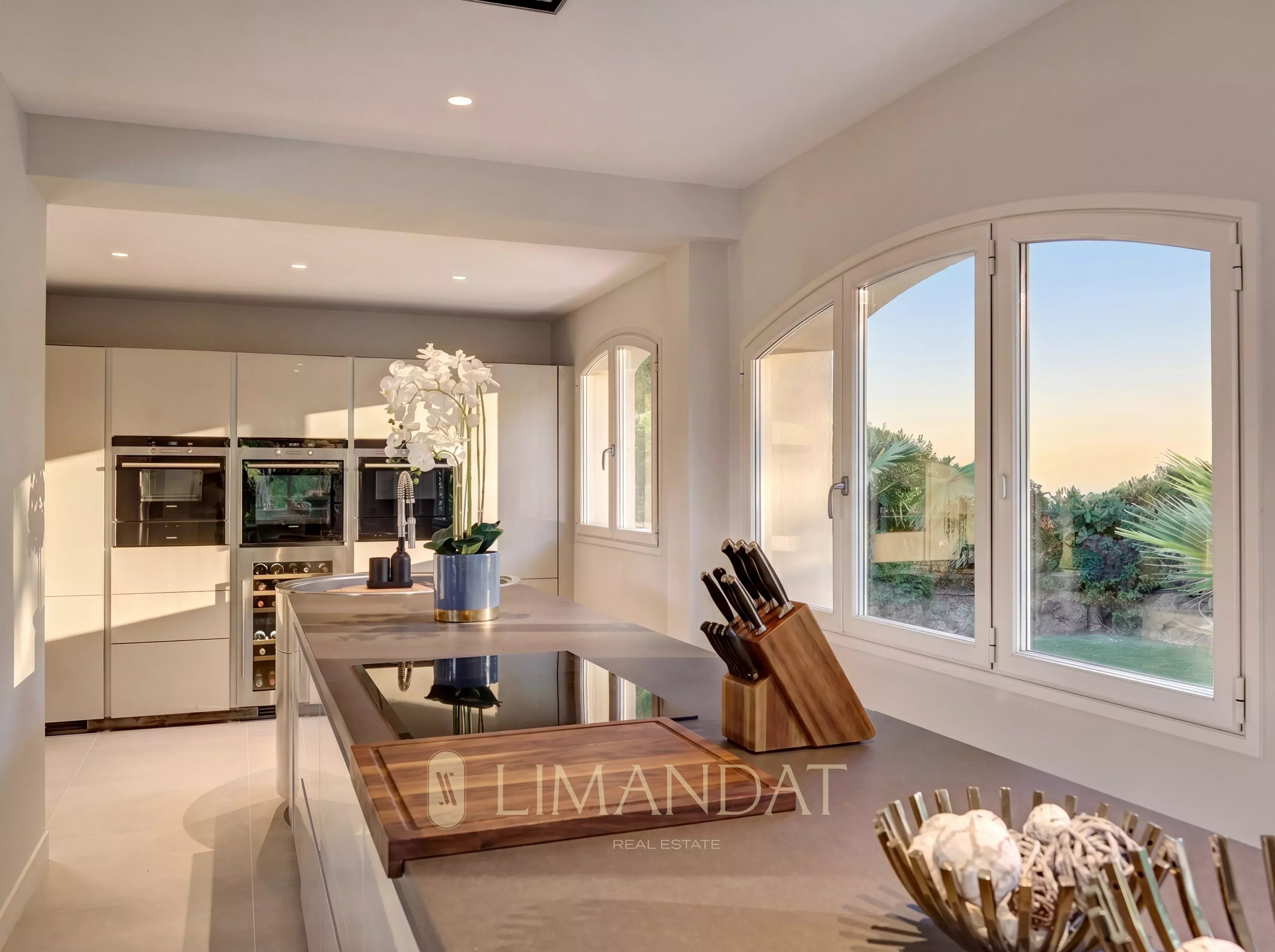 Location longue durée | Mougins – Villa néo-provençale 5 suites, piscine, parc paysager 3 500 m²