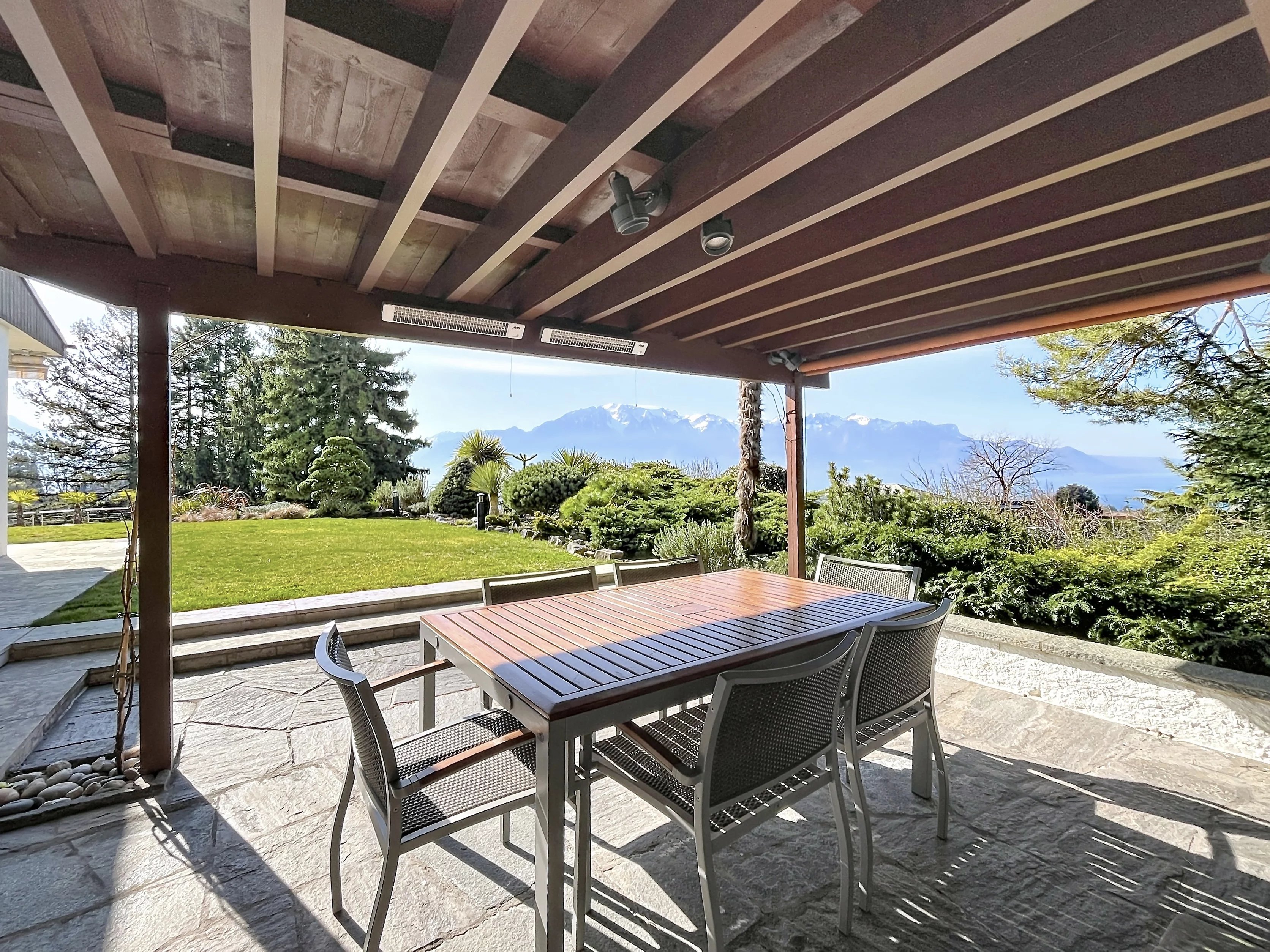 Propriété d’exception de 7.5 pièces avec piscine