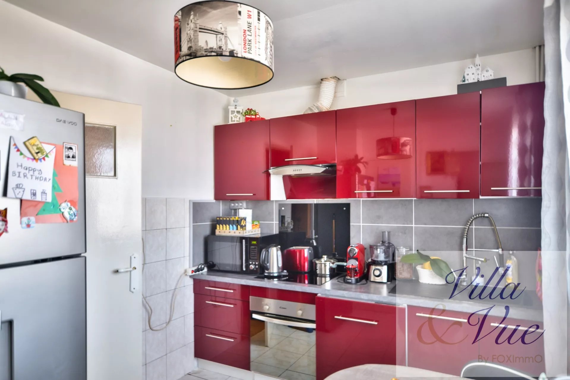 In Martigues, close to the city centre, in a quiet condominium, this 3 room flat