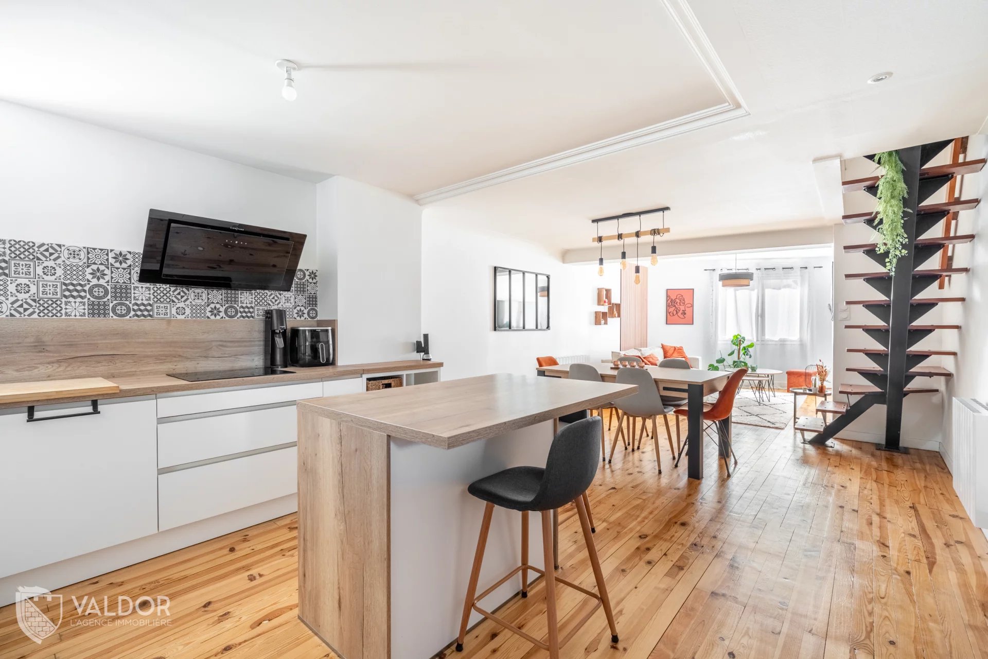 Maison de ville singulière avec grand garage, cœur d’Anse