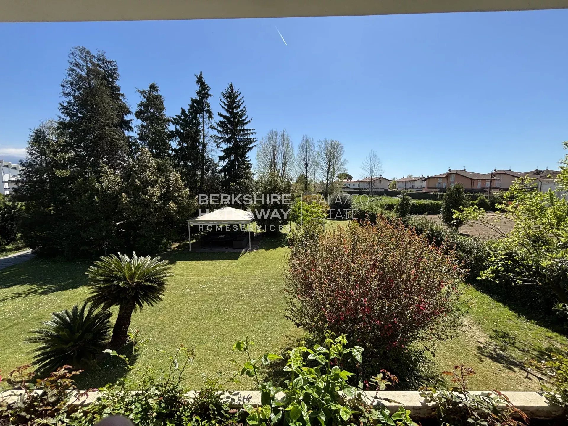 Magnificent detached villa with a large garden, minutes from the sea and Pietrasanta