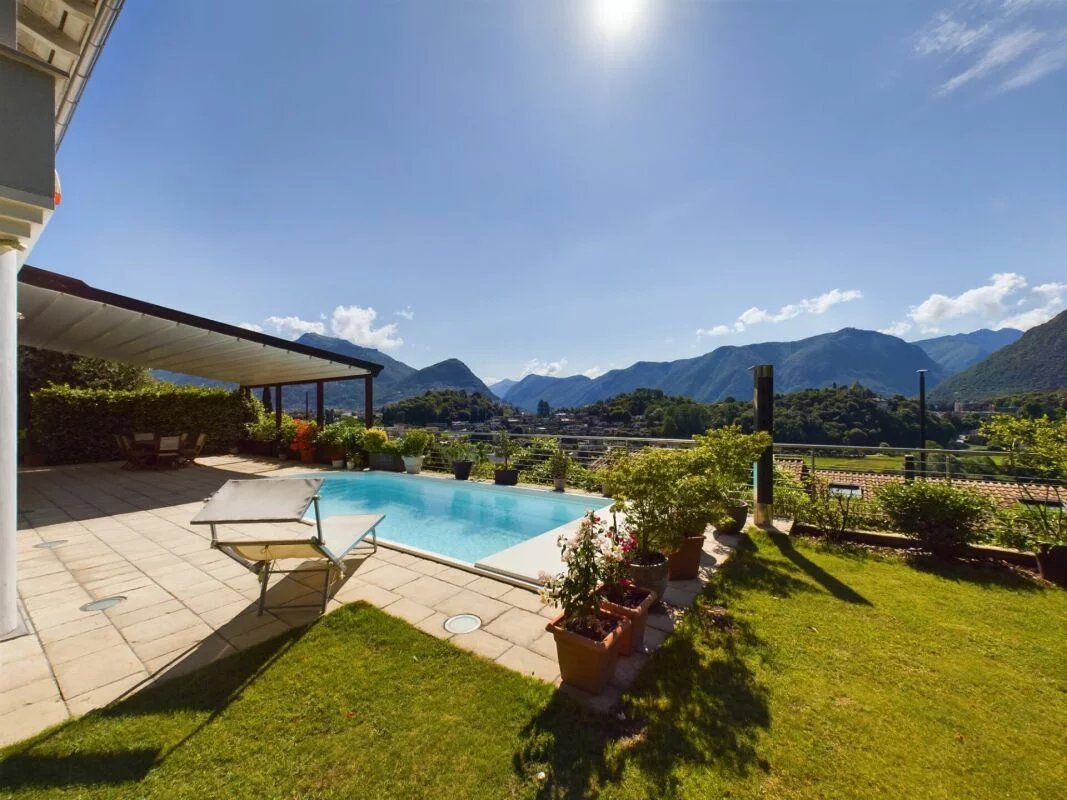 Elegante repräsentative Villa mit beheiztem Aussenpool