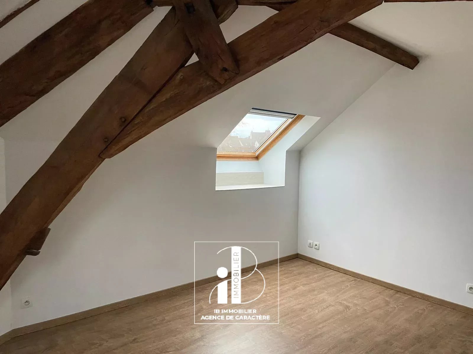 MORET-SUR-LOING - NEAR TOWN CENTER - 3-ROOM DUPLEX OF 80 m² WITH PARKING SPACES