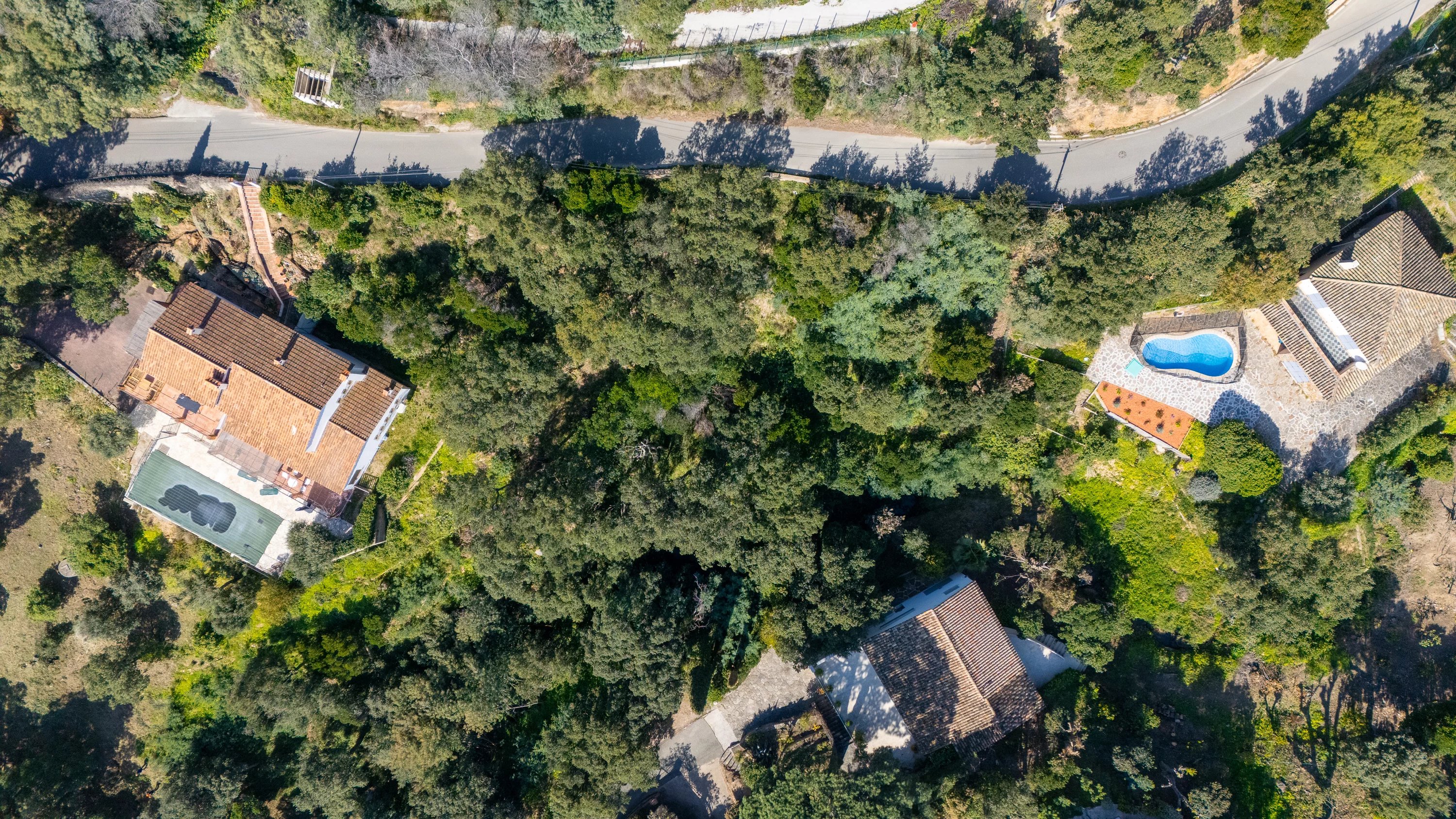 Overlooking the Mediterranean & Iles d'Or – Rare plot in a dominant position