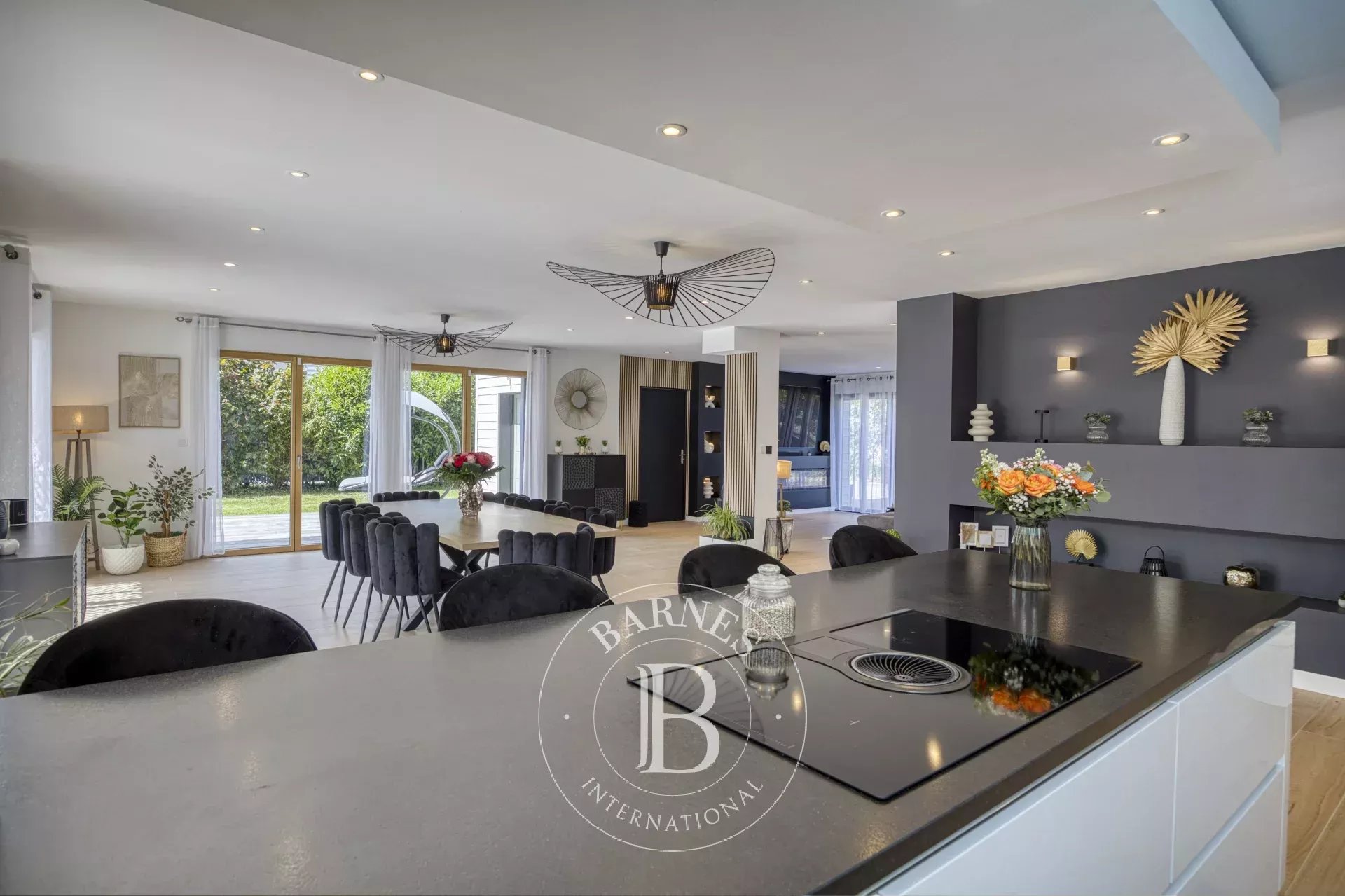 BARNES Pays de Gex – DIVONNE-LES-BAINS – SECTEUR RÉSIDENTIEL – VILLA D’ARCHITECTE RÉNOVÉE AVEC PISCINE - picture 4