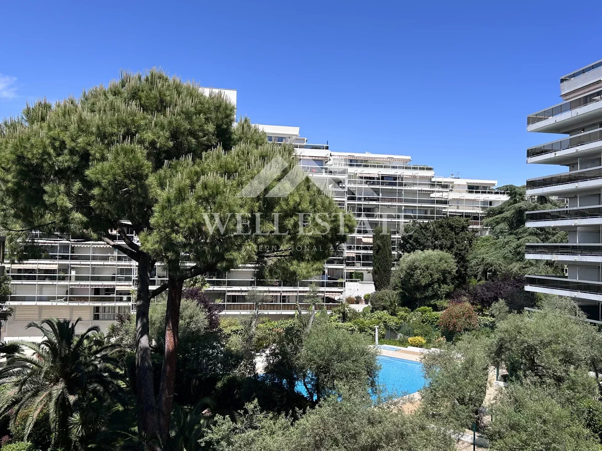Fully renovated apartment - Swimming pool - Near the beach