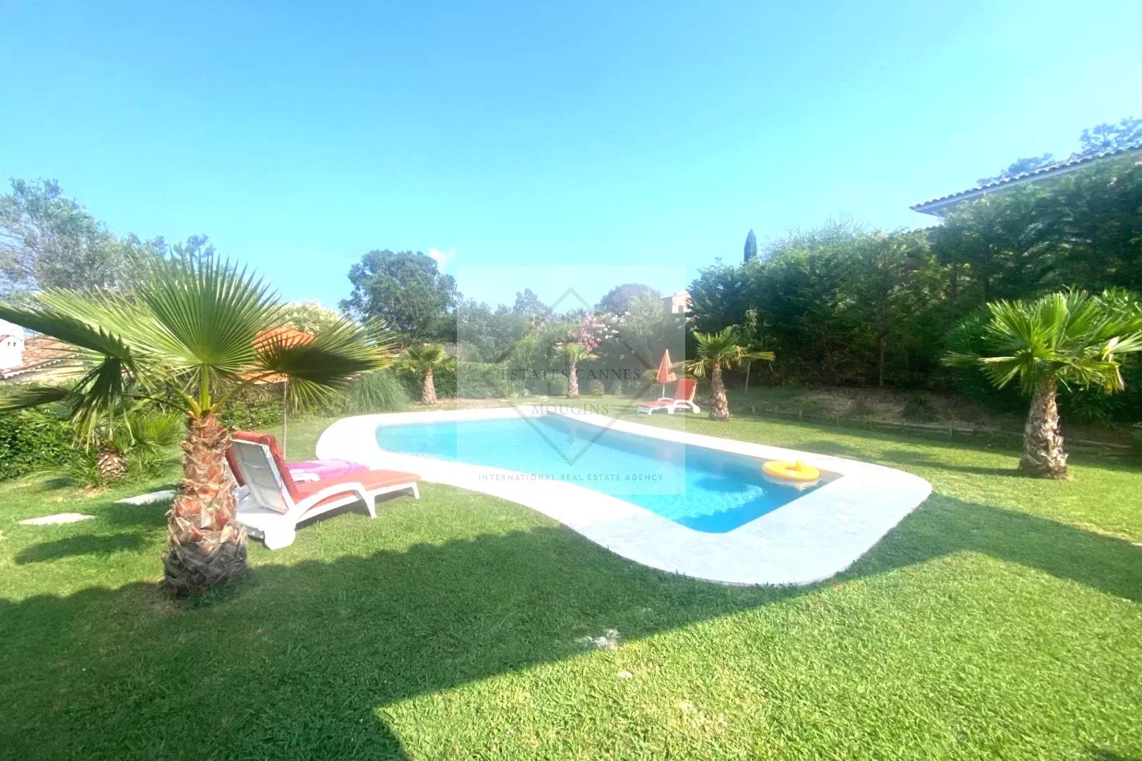 Villa récente de plein pieds , Domaine fermé