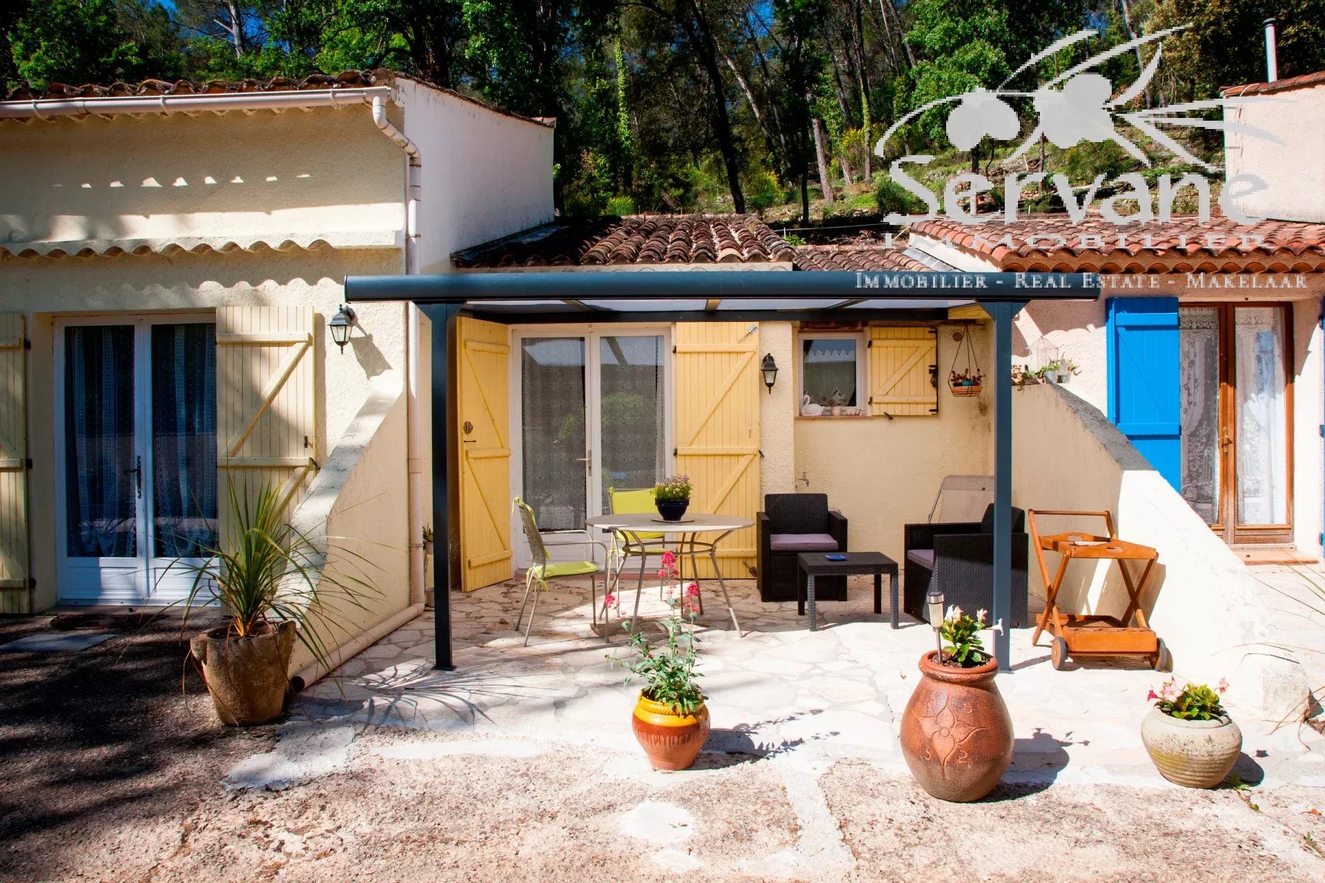 SALERNES Property with strong rental potential: 3 houses and a separate apartment