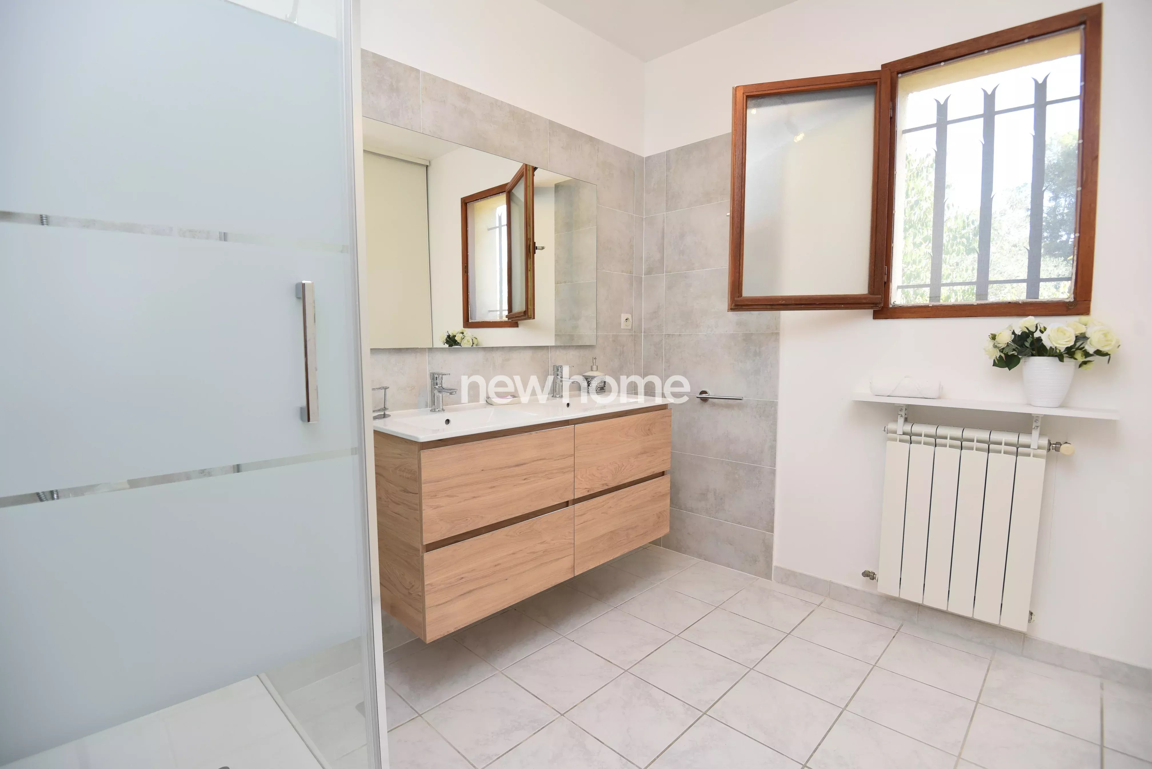 Maison tout confort avec grand jardin, garage, piscine et proximité du village