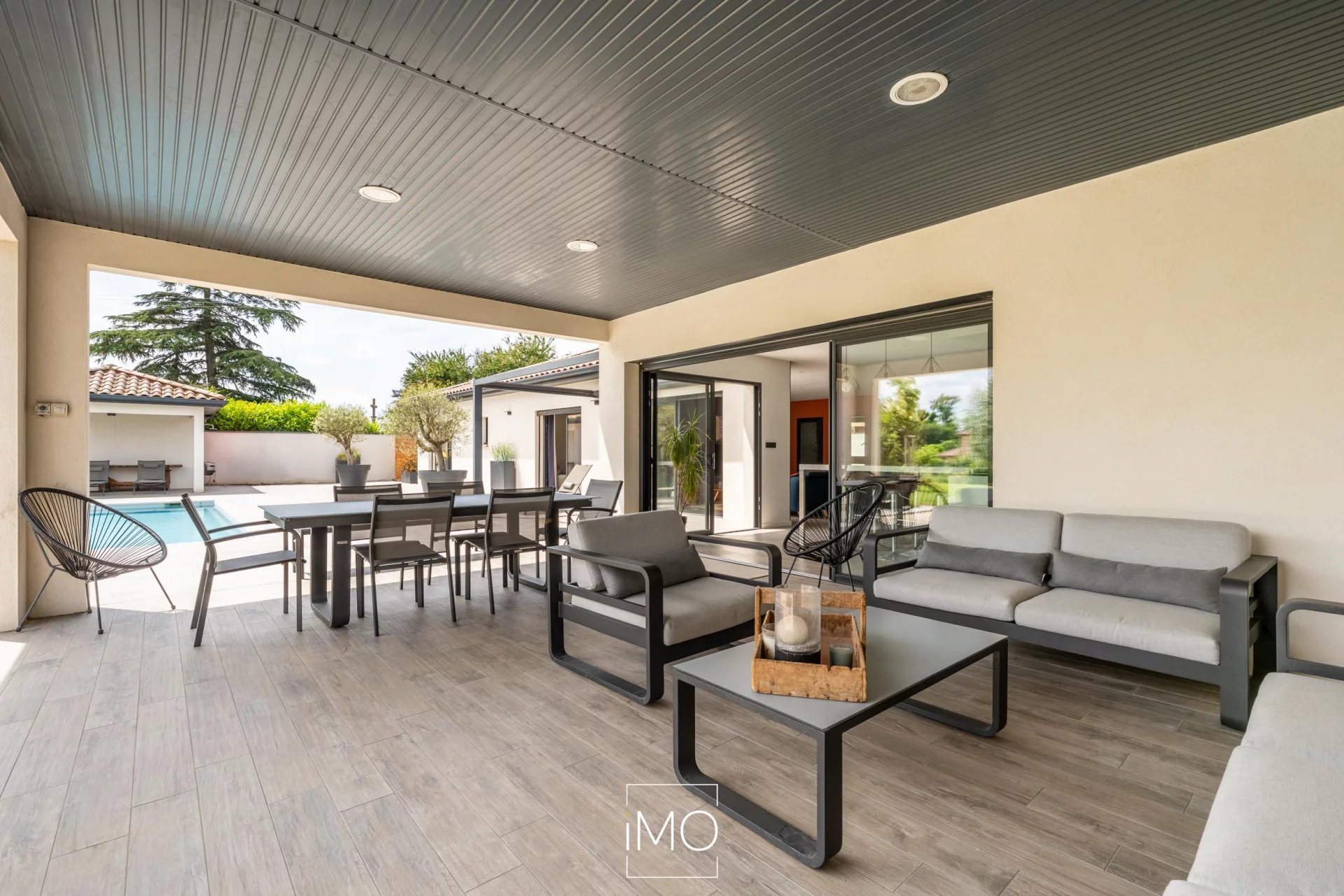 Villa de 168 m² de plain pied avec piscine sur une parcelle de 1489 m²