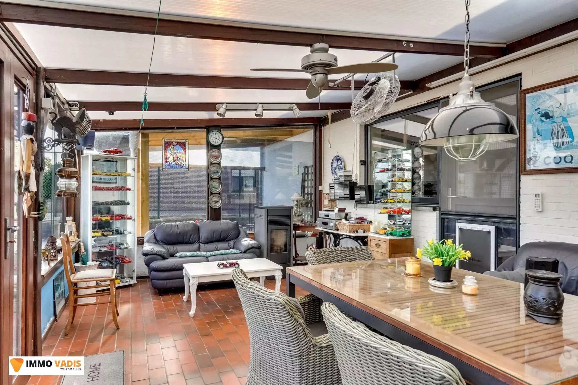 Te koop op lijfrente - Comfortabele villa met drie slaapkamers, twee garages en een magazijn.