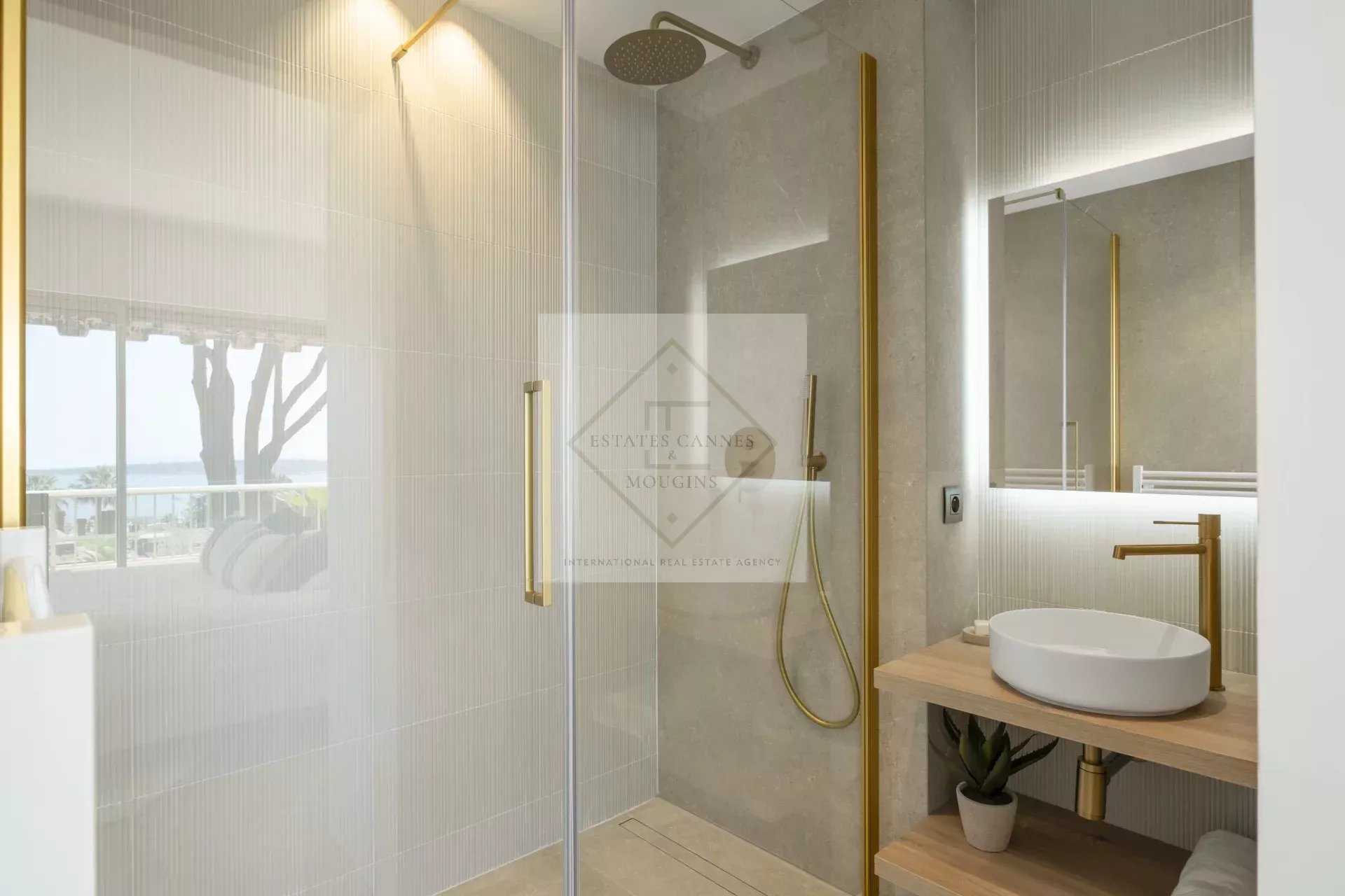 CANNES, Californie - Appartement d’exception de 5 pièces avec vue mer panoramique et îles de Lérins ! — photo 8