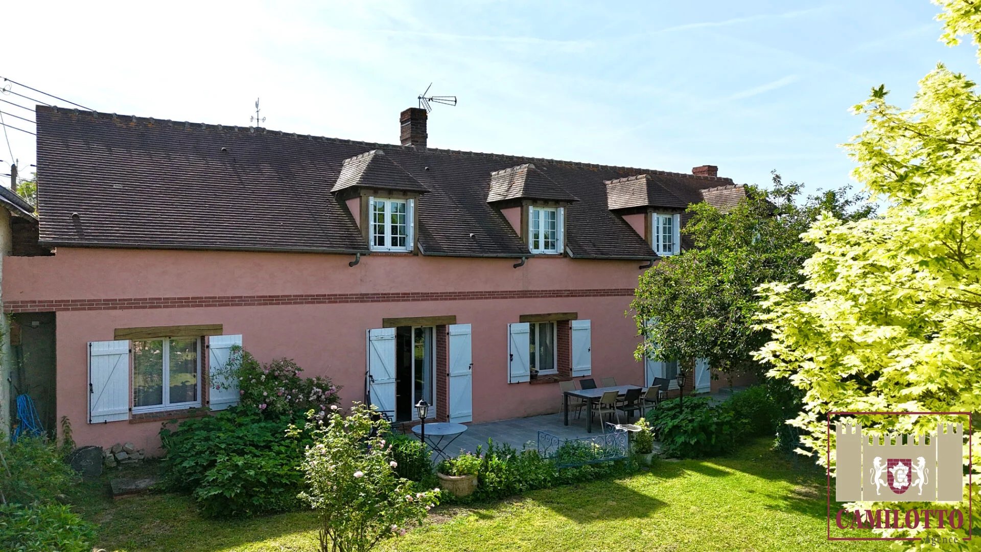 ENTRE EPERNON ET NOGENT LE ROI - PROPRIETE ANCIENNE RENOVEE