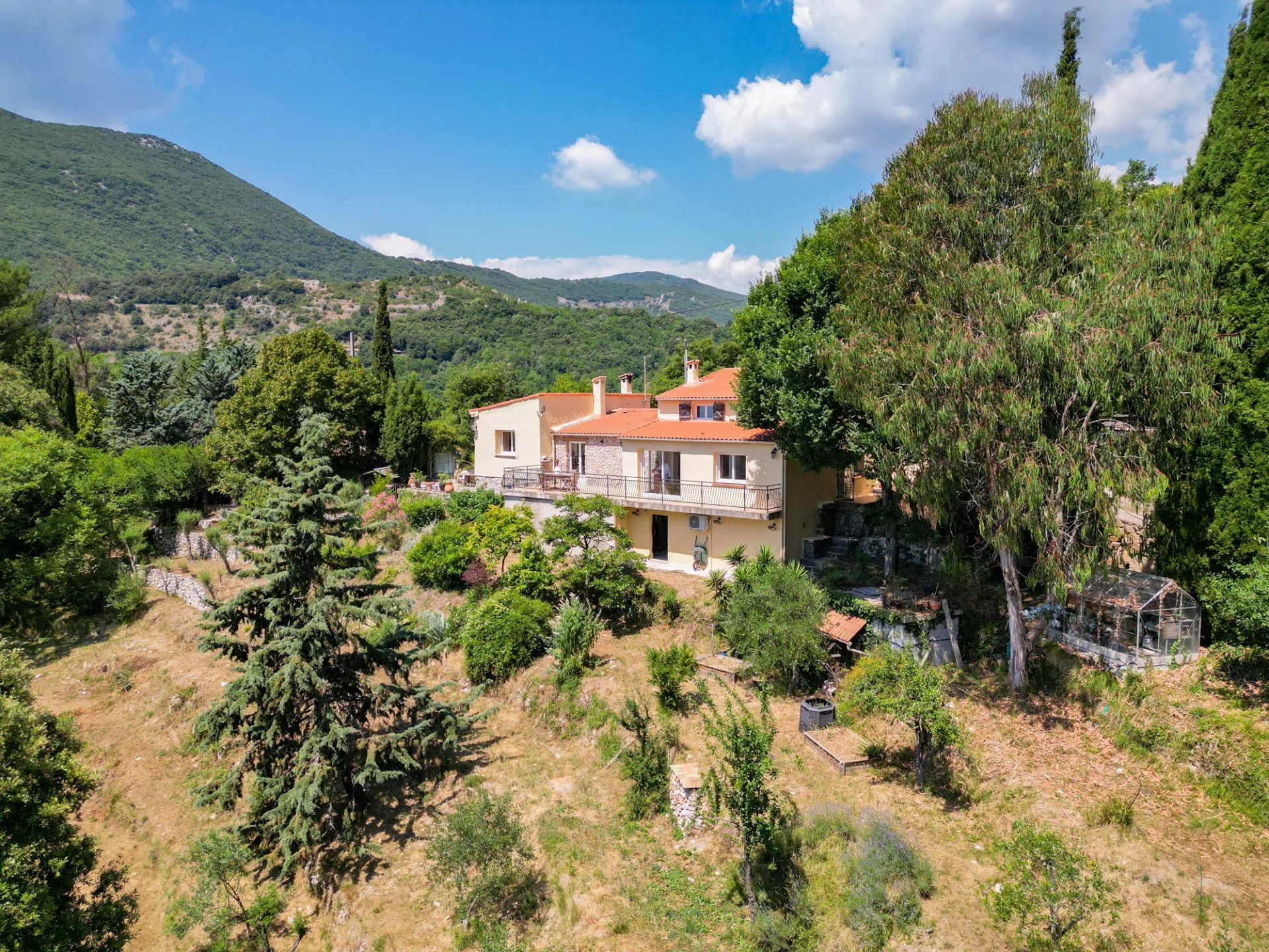 EXCLUSIVE VILLA SEA & MOUNTAIN VIEWS / BIG POTENTIAL FOR EXPANSION / MONTESSORI SCHOOL