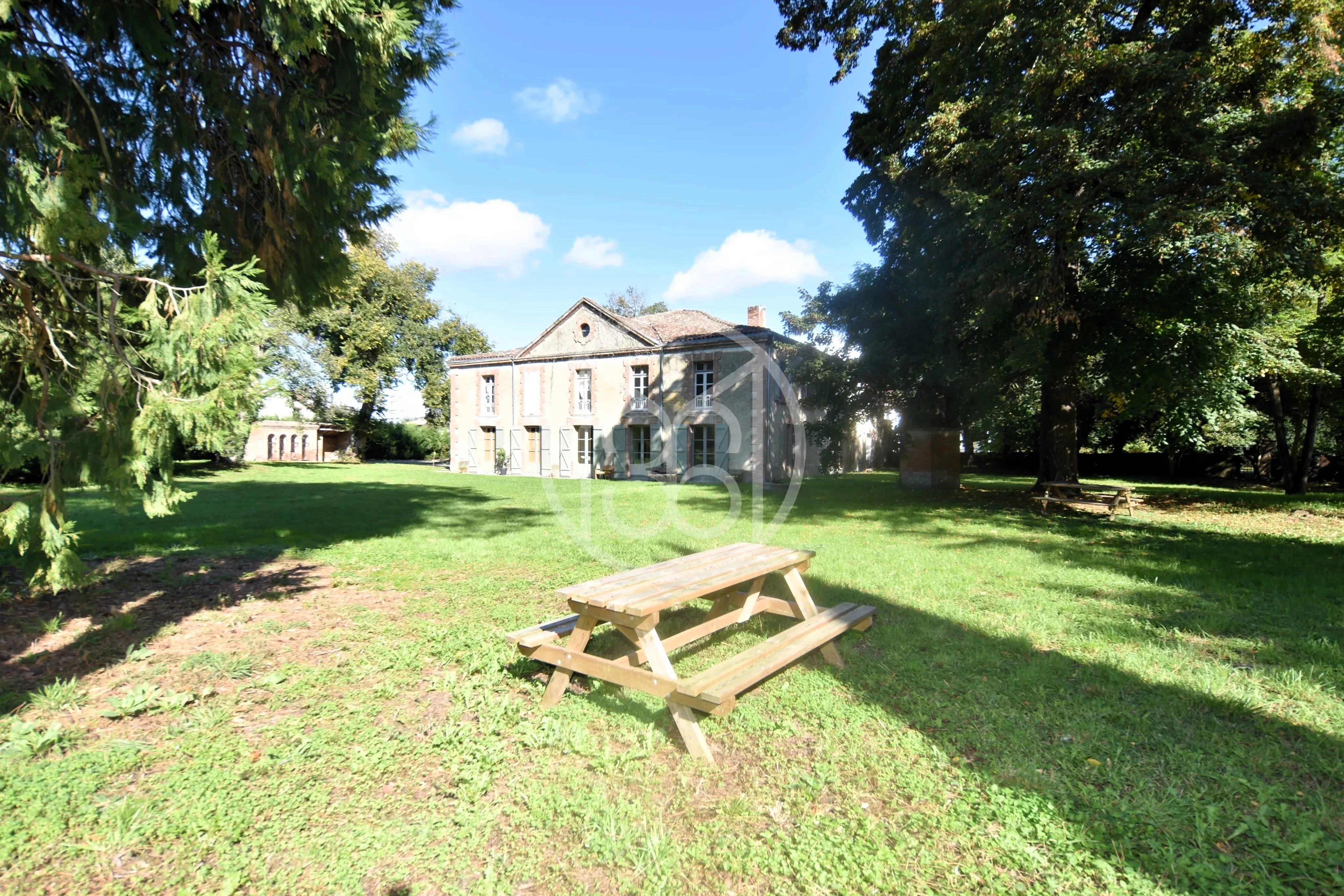 BEAUTIFUL 19TH-C MANOR HOUSE IN WOODED PARK - 9094TS