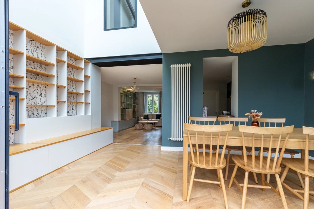 Salle à manger avec bibliothèque sur mesure